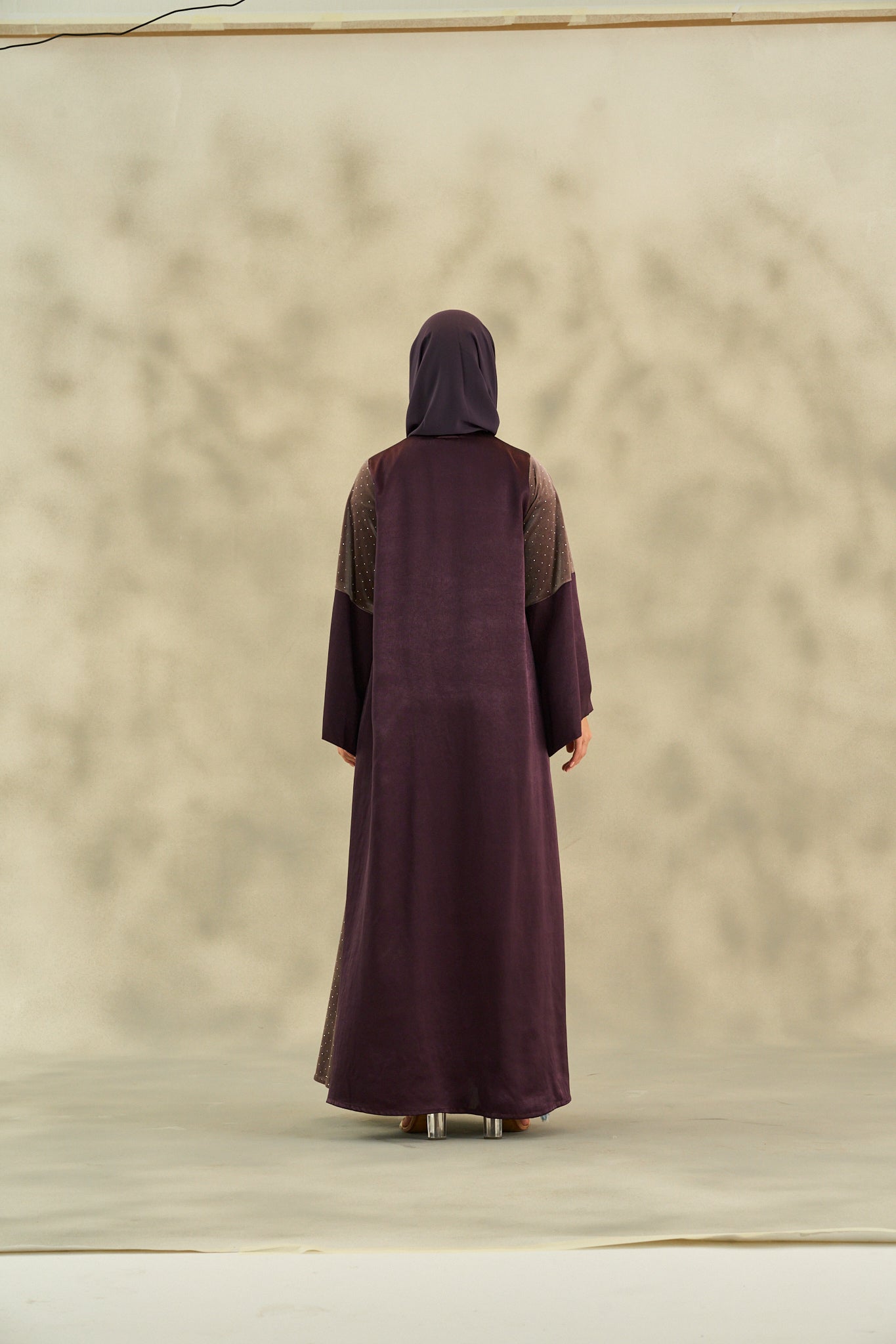 WINTER25LOOKA03 ABAYA - THE ORPHIC - MIRA Y MANO
