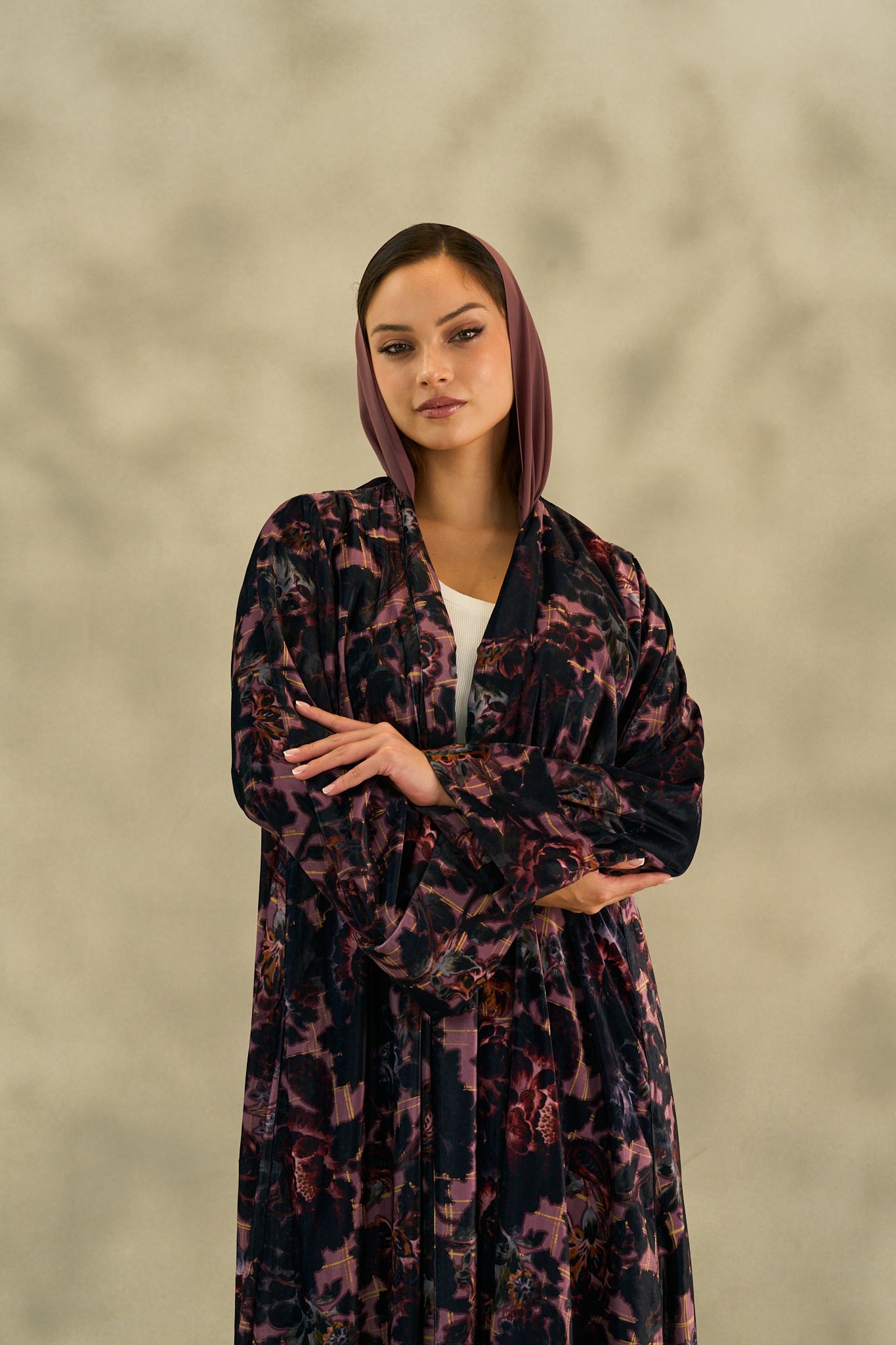 WINTER25LOOKA04 ABAYA - THE ORPHIC - MIRA Y MANO