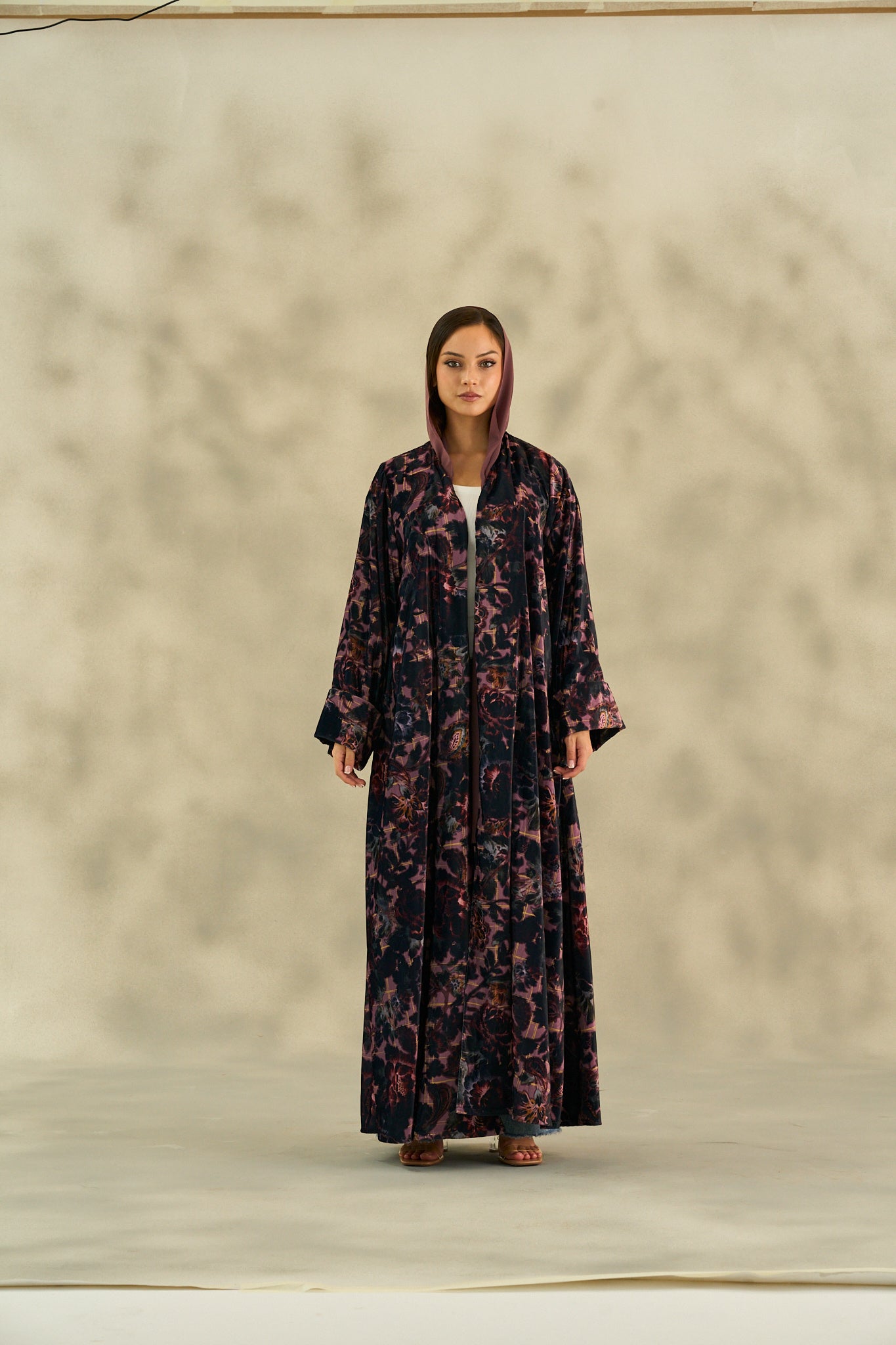WINTER25LOOKA04 ABAYA - THE ORPHIC - MIRA Y MANO