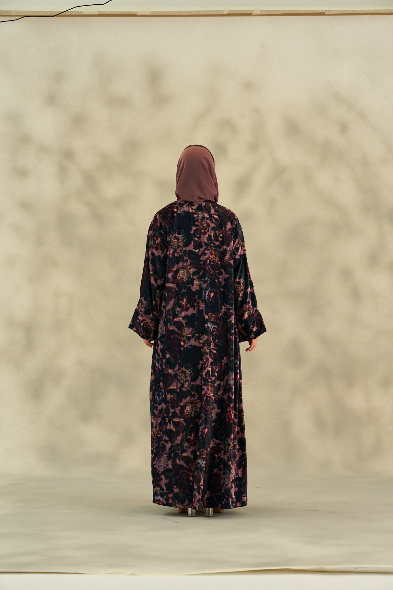 WINTER25LOOKA04 ABAYA - THE ORPHIC - MIRA Y MANO