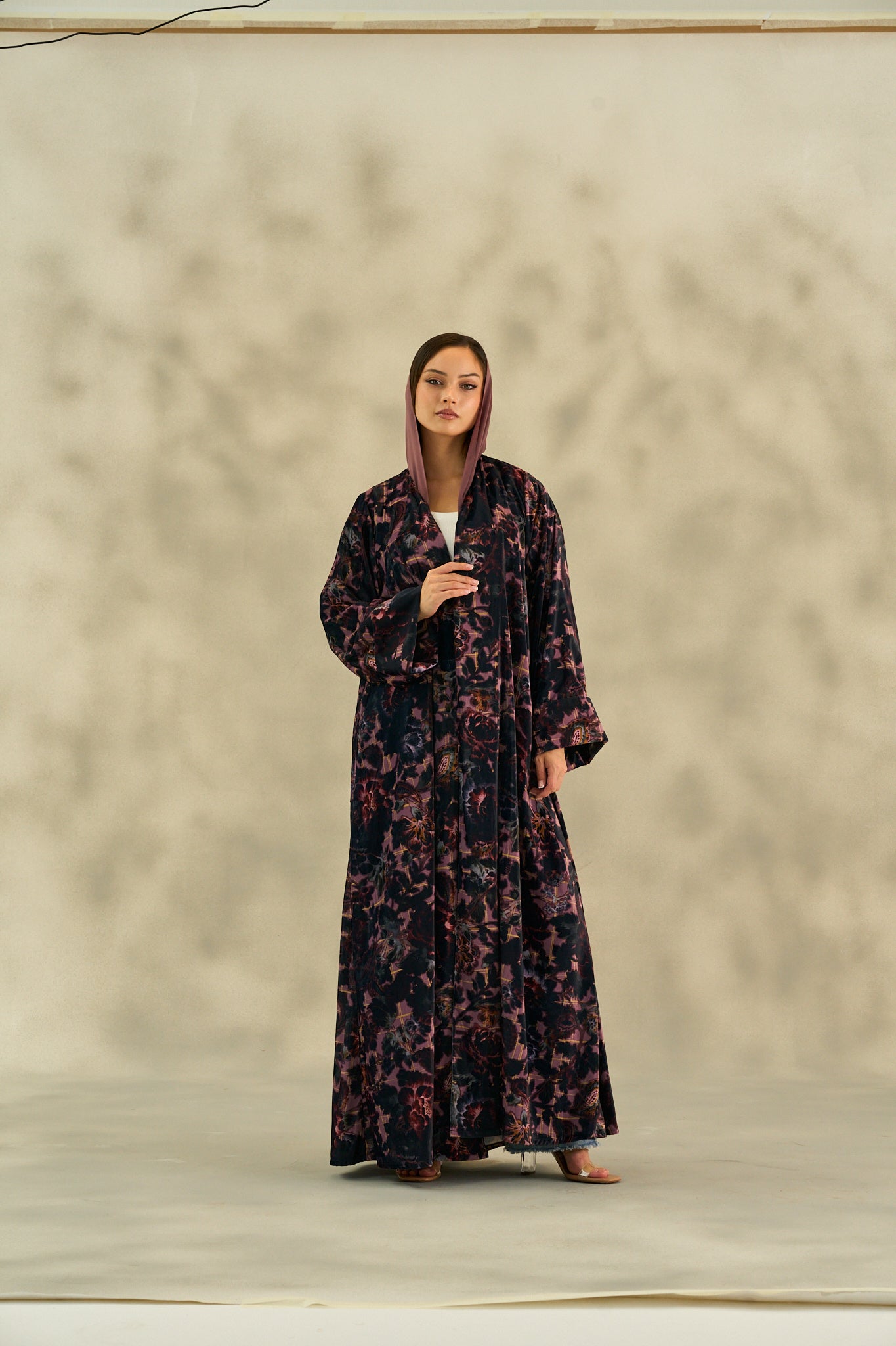 WINTER25LOOKA04 ABAYA - THE ORPHIC - MIRA Y MANO