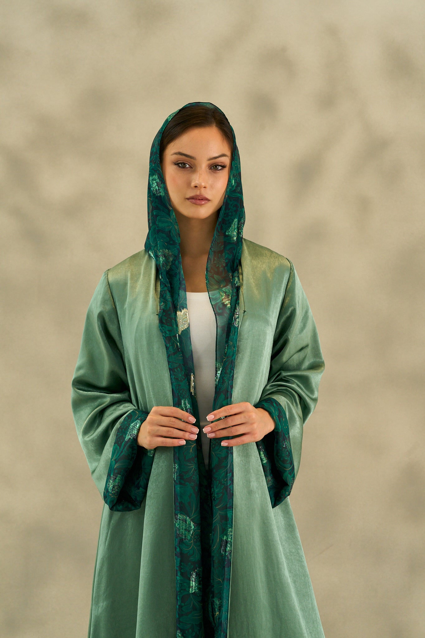 WINTER25LOOKA06 ABAYA - THE ORPHIC - MIRA Y MANO