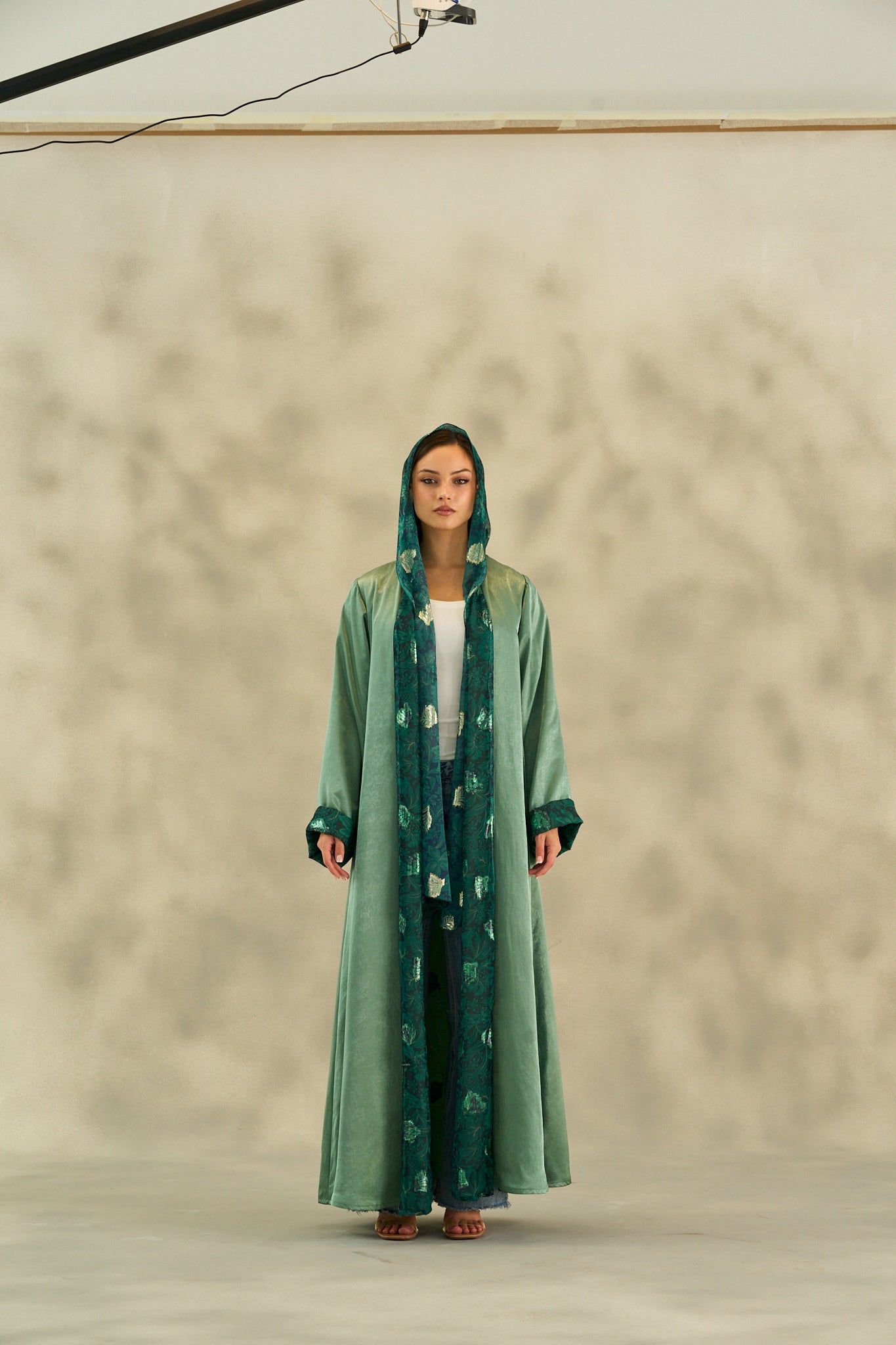 WINTER25LOOKA06 ABAYA - THE ORPHIC - MIRA Y MANO