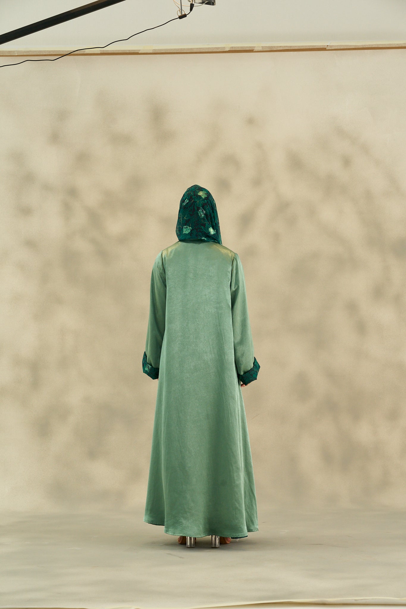 WINTER25LOOKA06 ABAYA - THE ORPHIC - MIRA Y MANO