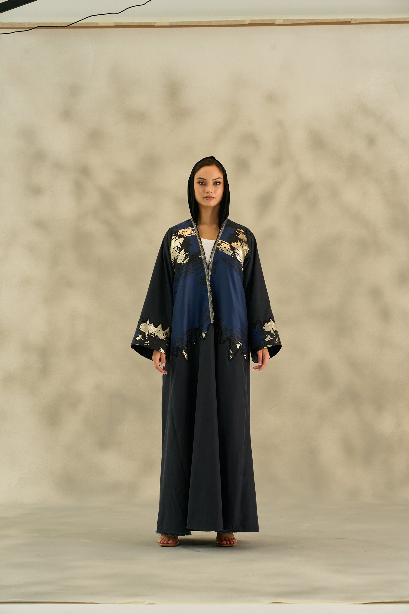 WINTER25LOOKA08 ABAYA - THE ORPHIC - MIRA Y MANO