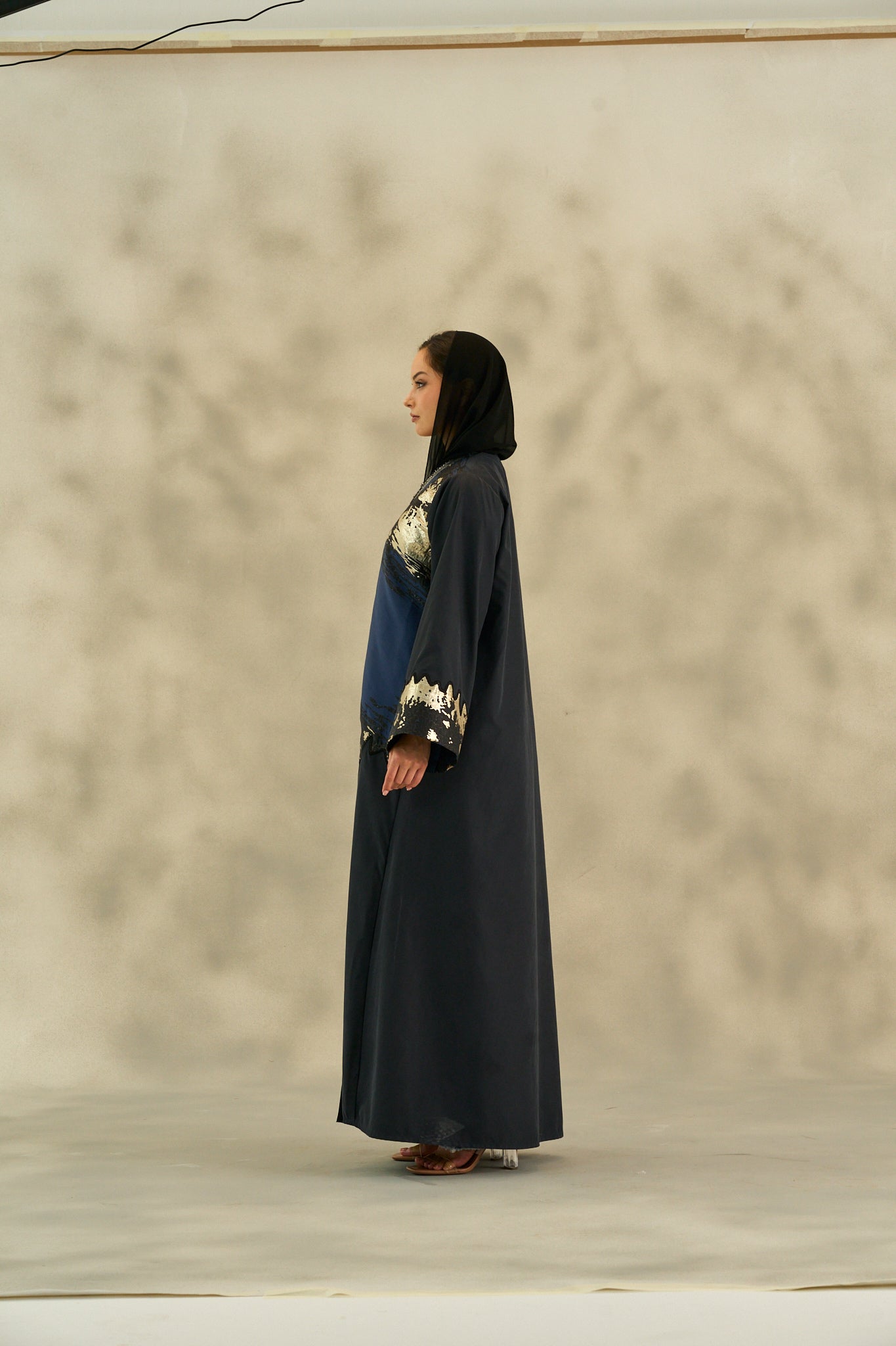 WINTER25LOOKA08 ABAYA - THE ORPHIC - MIRA Y MANO