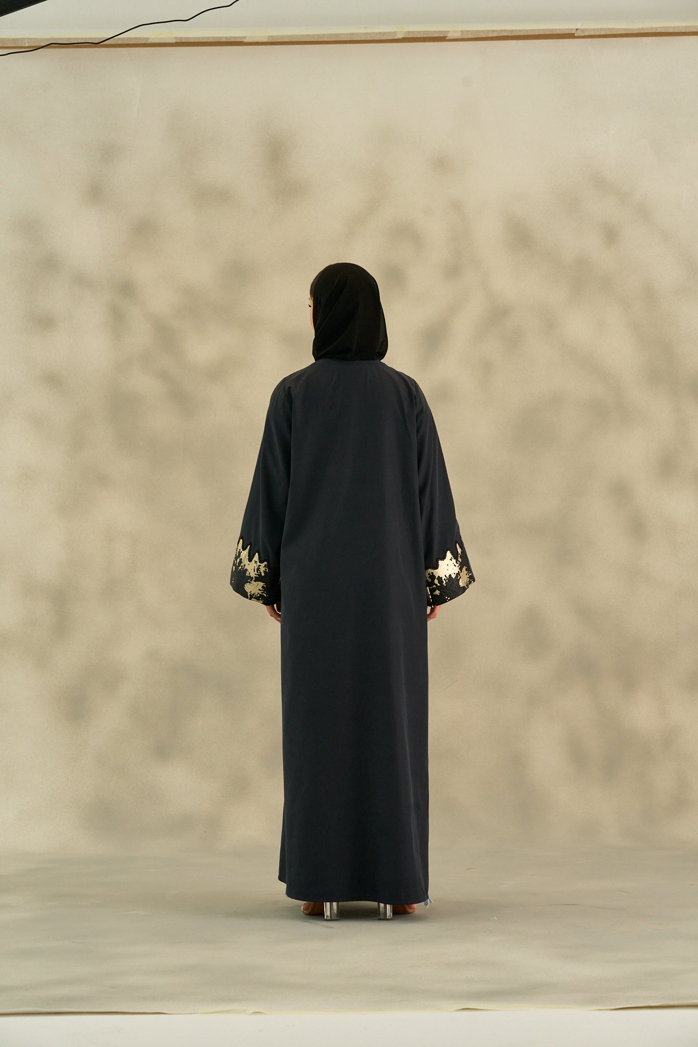 WINTER25LOOKA08 ABAYA - THE ORPHIC - MIRA Y MANO