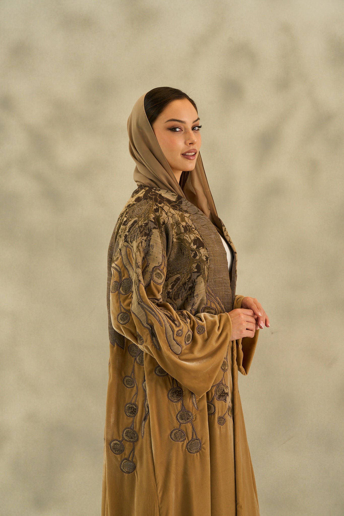 WINTER25LOOKA10 ABAYA - THE ORPHIC - MIRA Y MANO