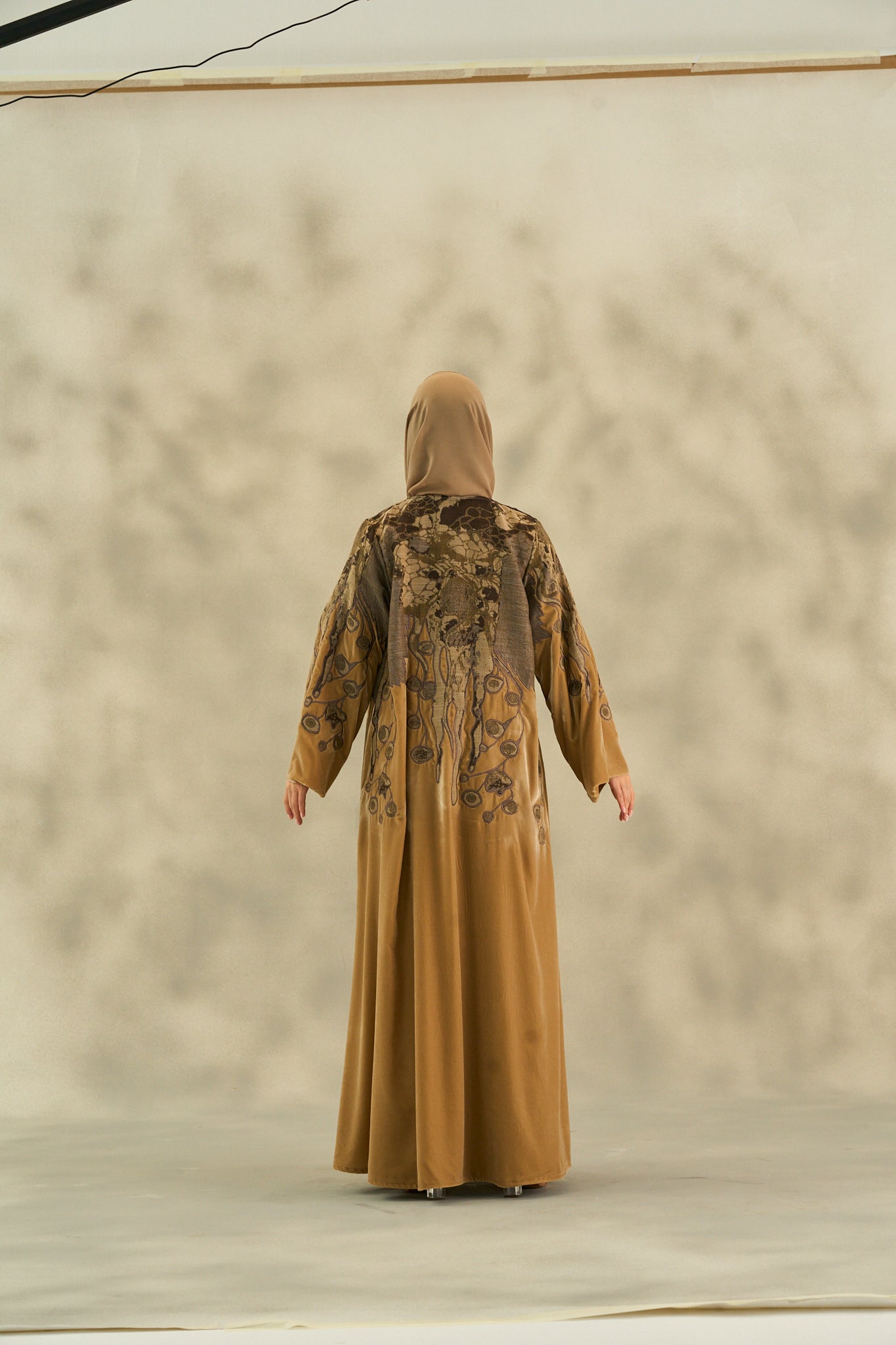 WINTER25LOOKA10 ABAYA - THE ORPHIC - MIRA Y MANO