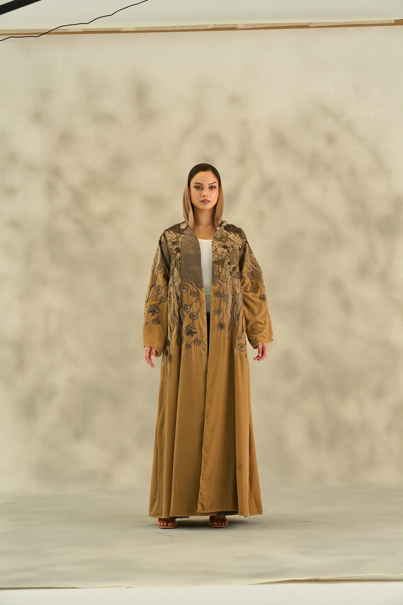 WINTER25LOOKA10 ABAYA - THE ORPHIC - MIRA Y MANO