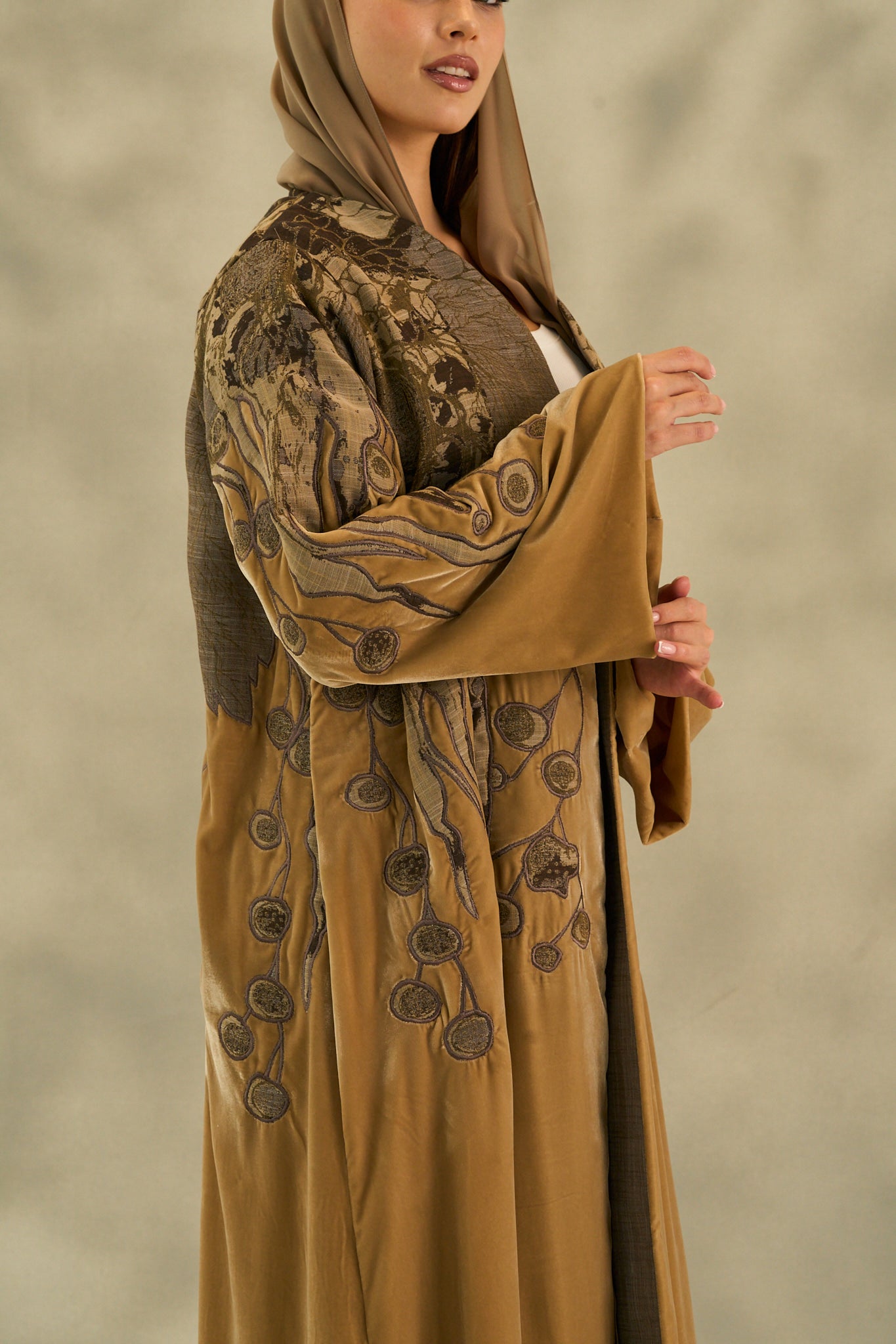 WINTER25LOOKA10 ABAYA - THE ORPHIC - MIRA Y MANO