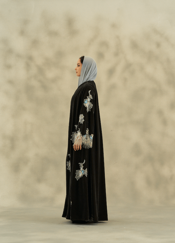 WINTER25LOOKA13 ABAYA - THE ORPHIC - MIRA Y MANO
