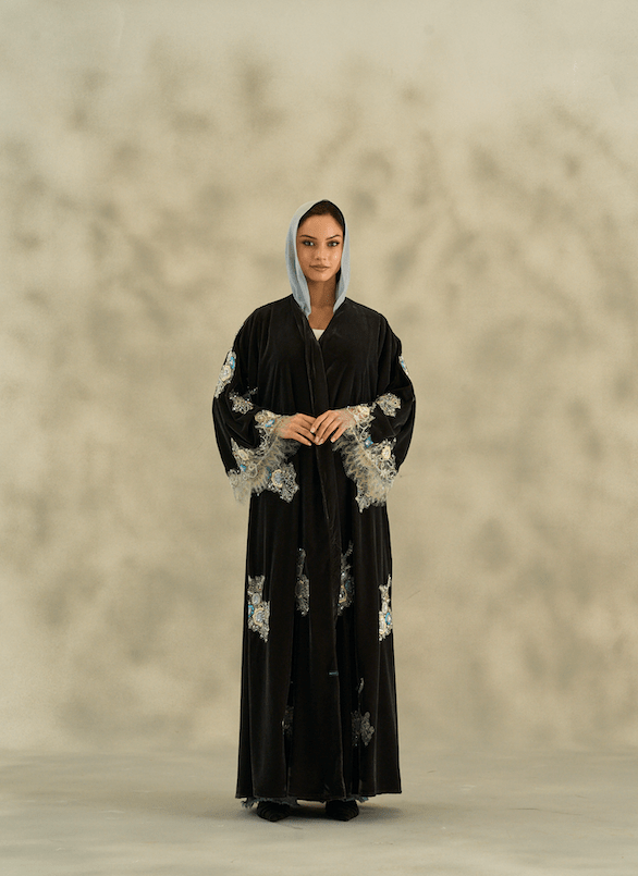 WINTER25LOOKA13 ABAYA - THE ORPHIC - MIRA Y MANO
