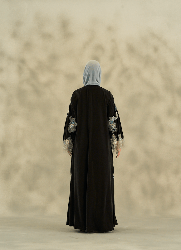 WINTER25LOOKA13 ABAYA - THE ORPHIC - MIRA Y MANO