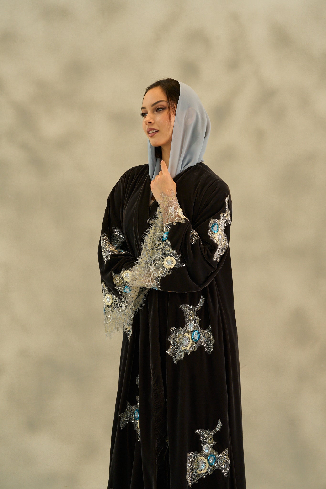 WINTER25LOOKA13 ABAYA - THE ORPHIC - MIRA Y MANO