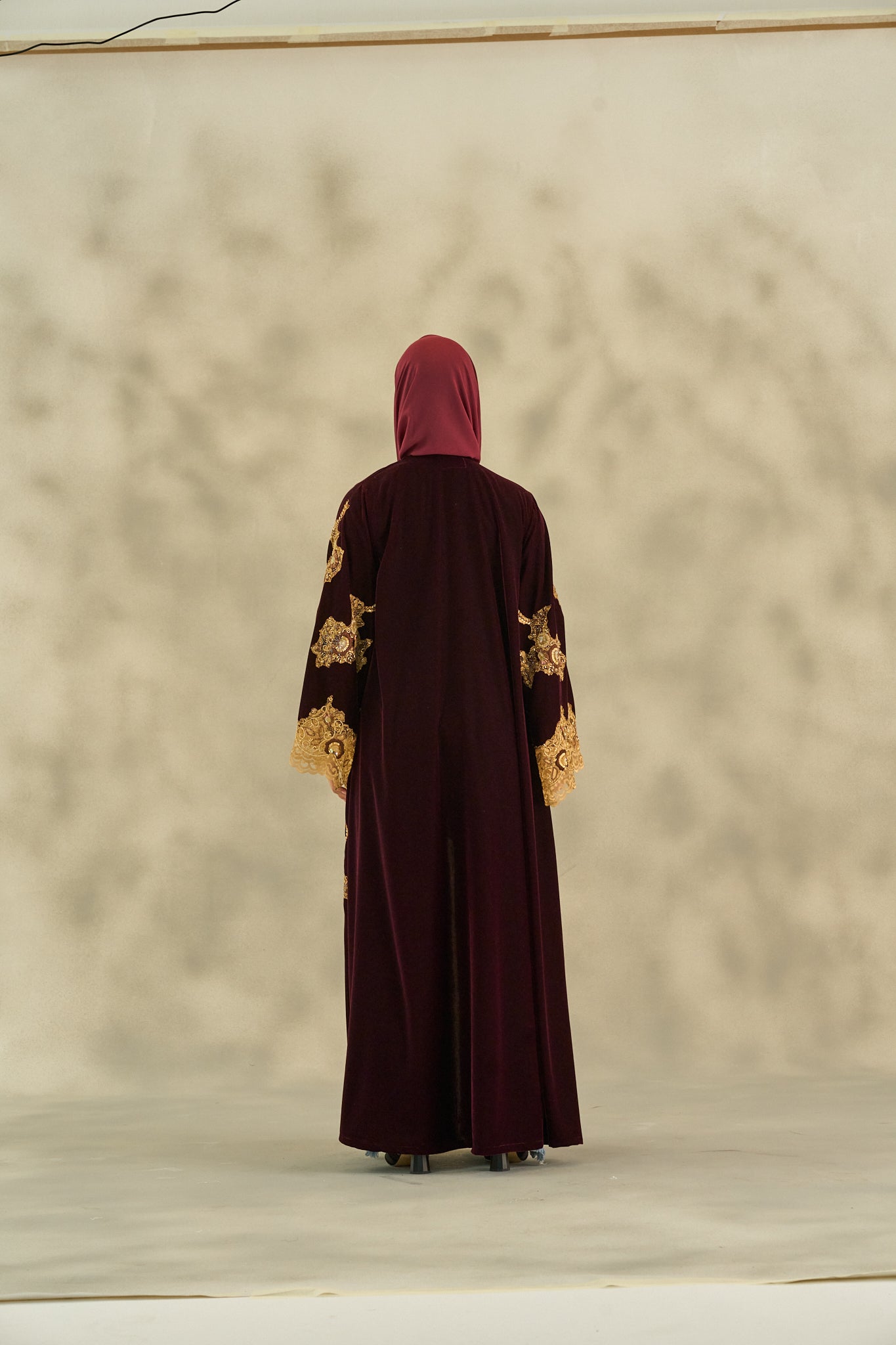 WINTER25LOOKA14 ABAYA - THE ORPHIC - MIRA Y MANO