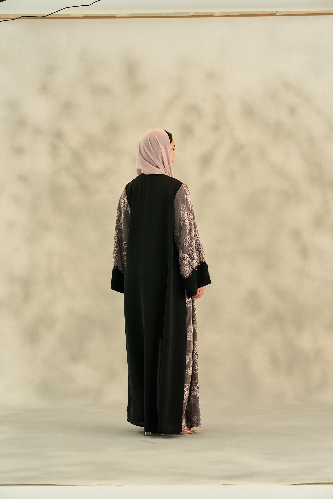 WINTER25LOOKA17 ABAYA - THE ORPHIC - MIRA Y MANO