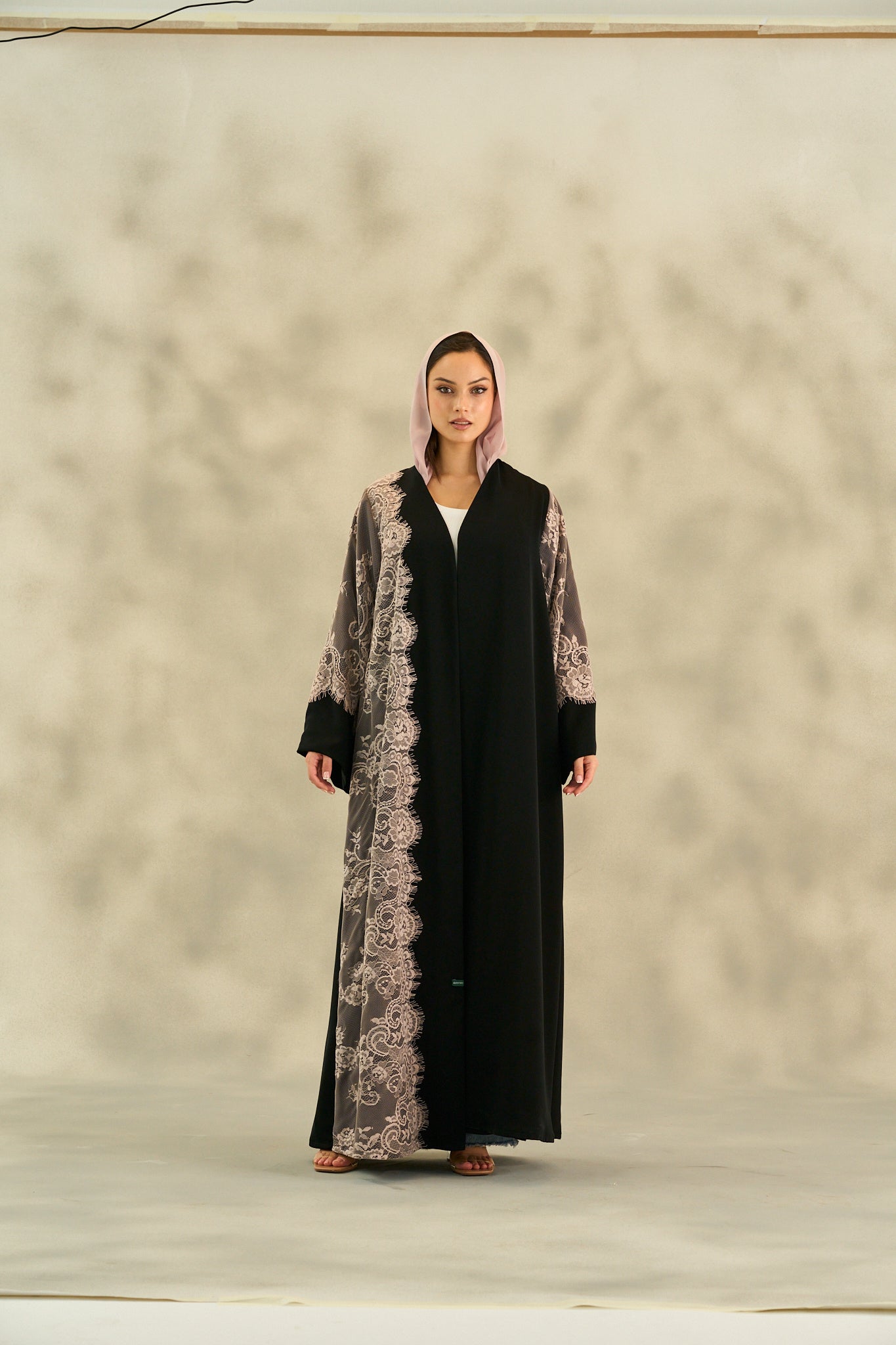 WINTER25LOOKA17 ABAYA - THE ORPHIC - MIRA Y MANO