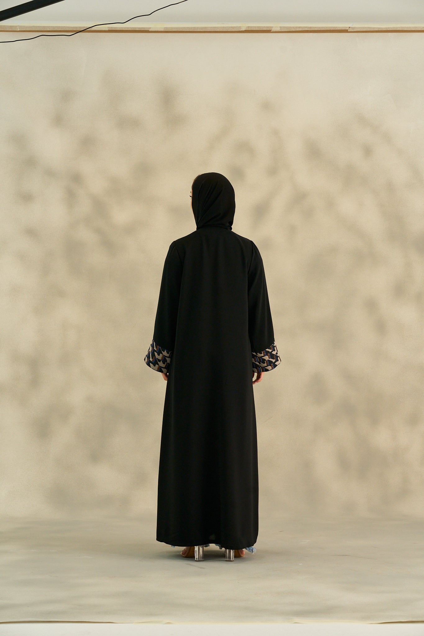 WINTER25LOOKA18 ABAYA - THE ORPHIC - MIRA Y MANO