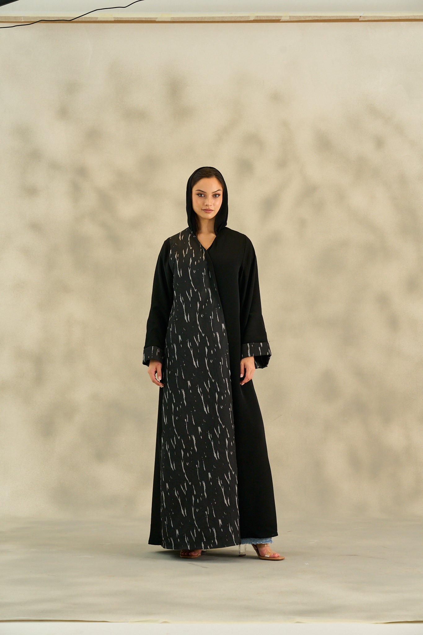 WINTER25LOOKA19 ABAYA - THE ORPHIC - MIRA Y MANO