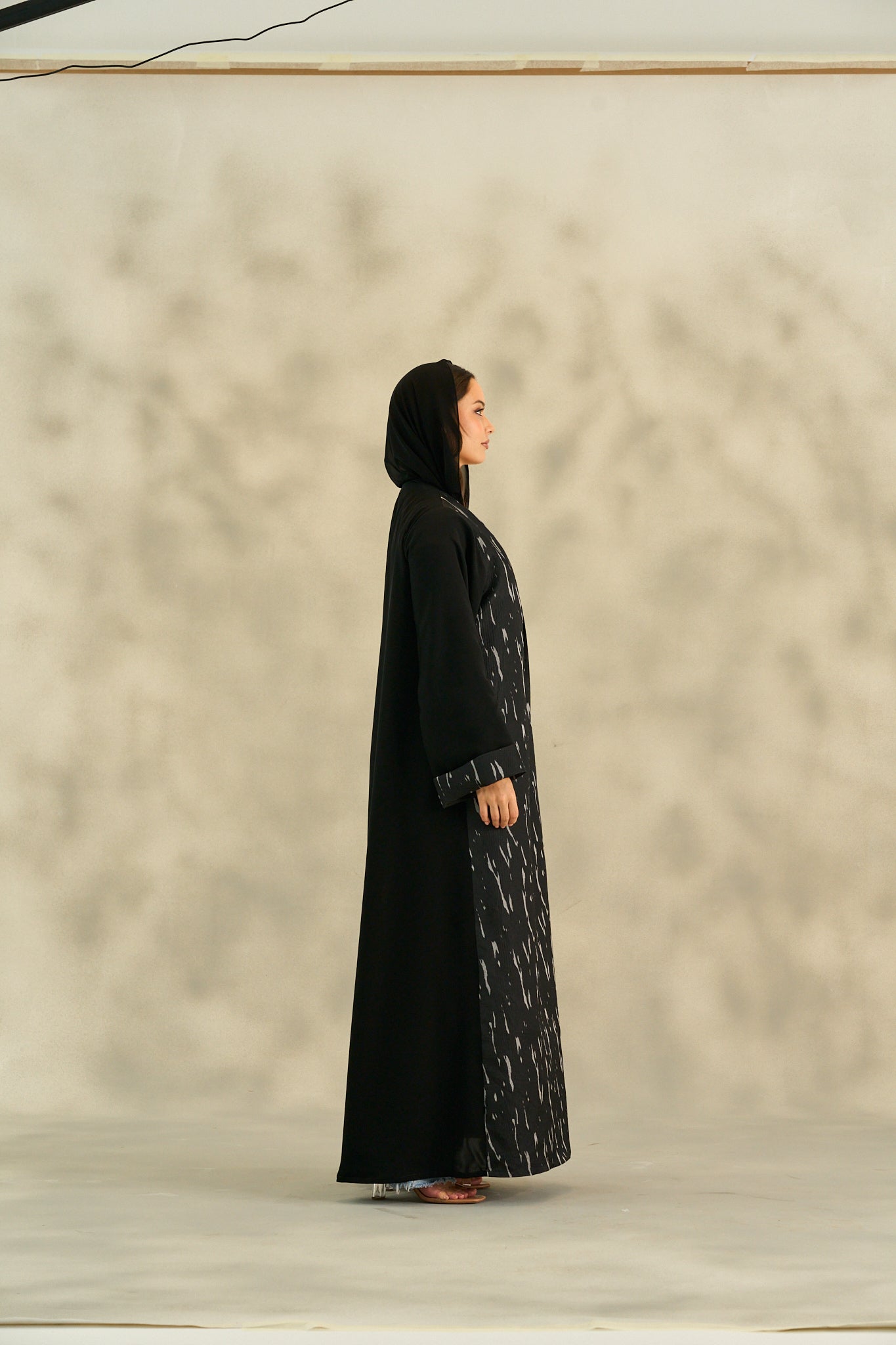 WINTER25LOOKA19 ABAYA - THE ORPHIC - MIRA Y MANO