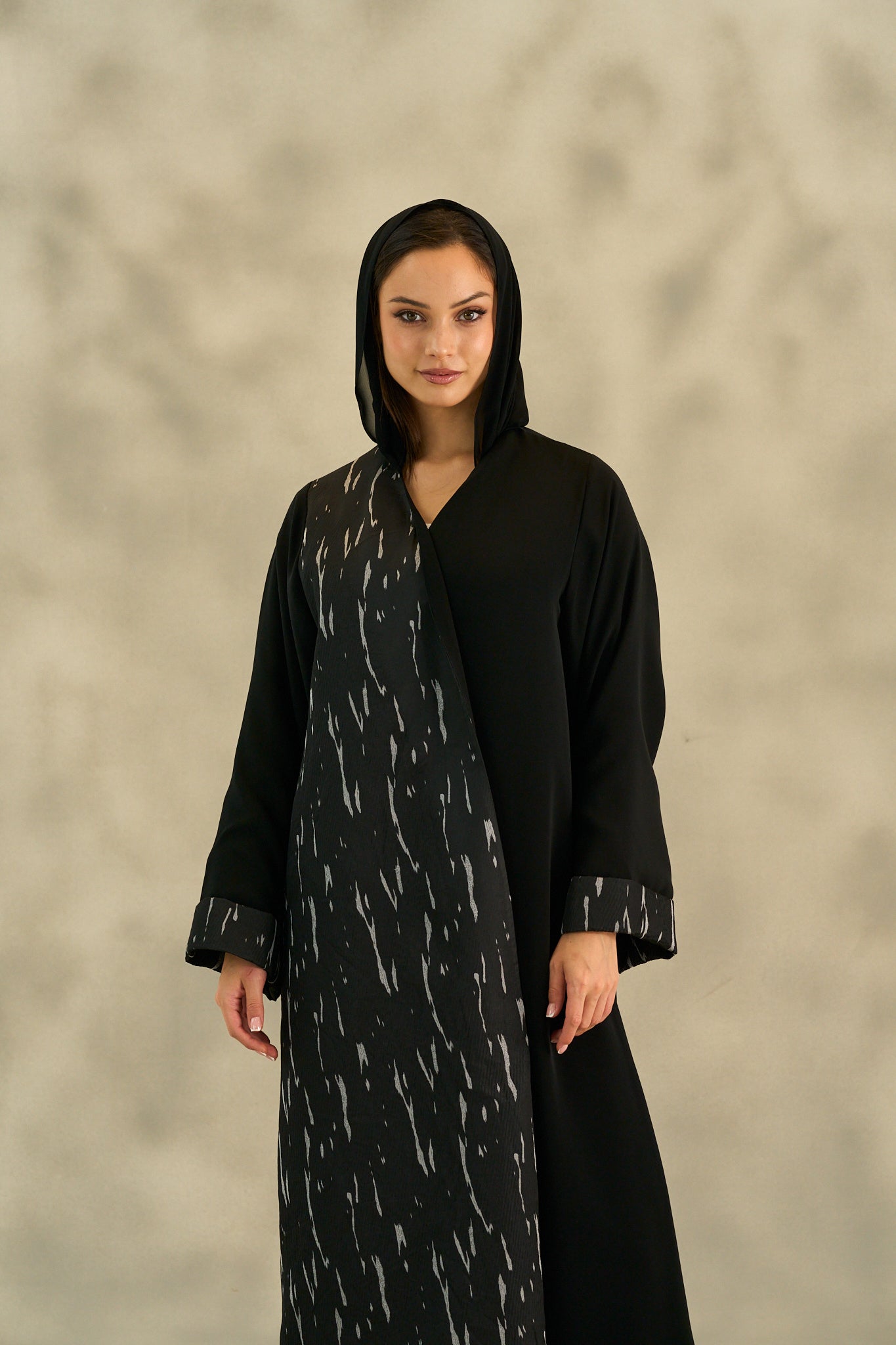 WINTER25LOOKA19 ABAYA - THE ORPHIC - MIRA Y MANO