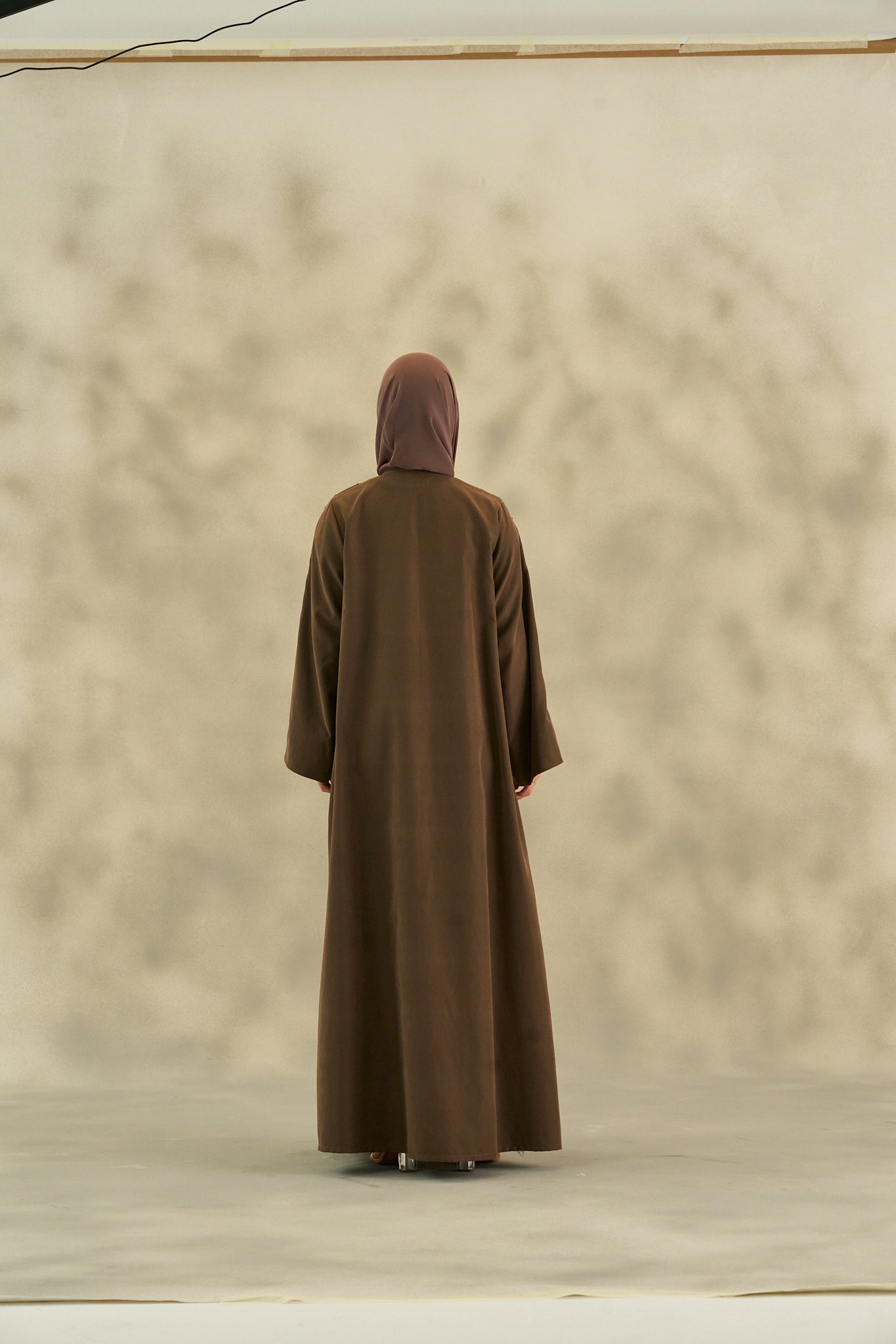 WINTER25LOOKA21 ABAYA - THE ORPHIC - MIRA Y MANO