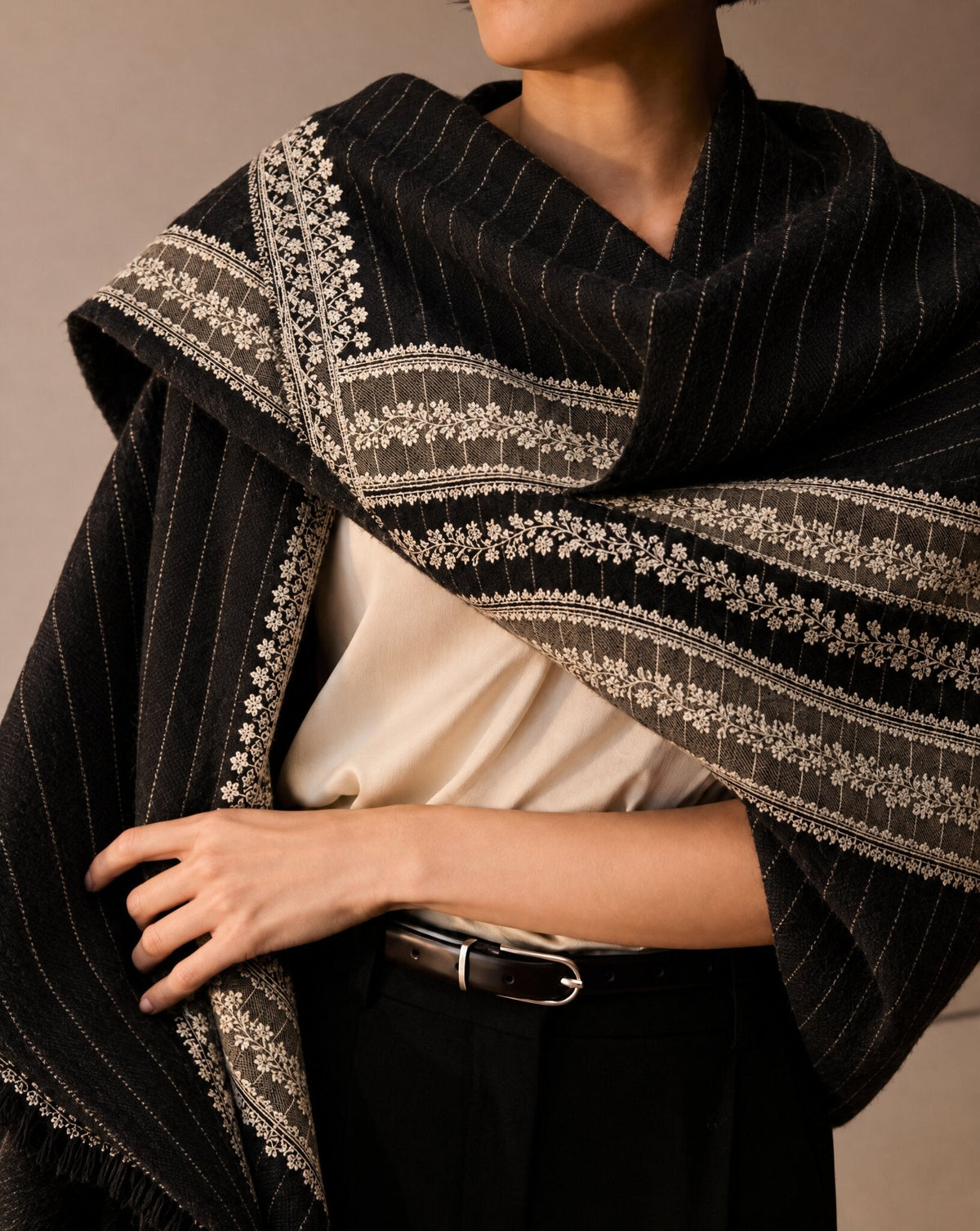 SS26PAS26 – Black Cashmere Pashmina with Border Embroidery - MIRA Y MANO
