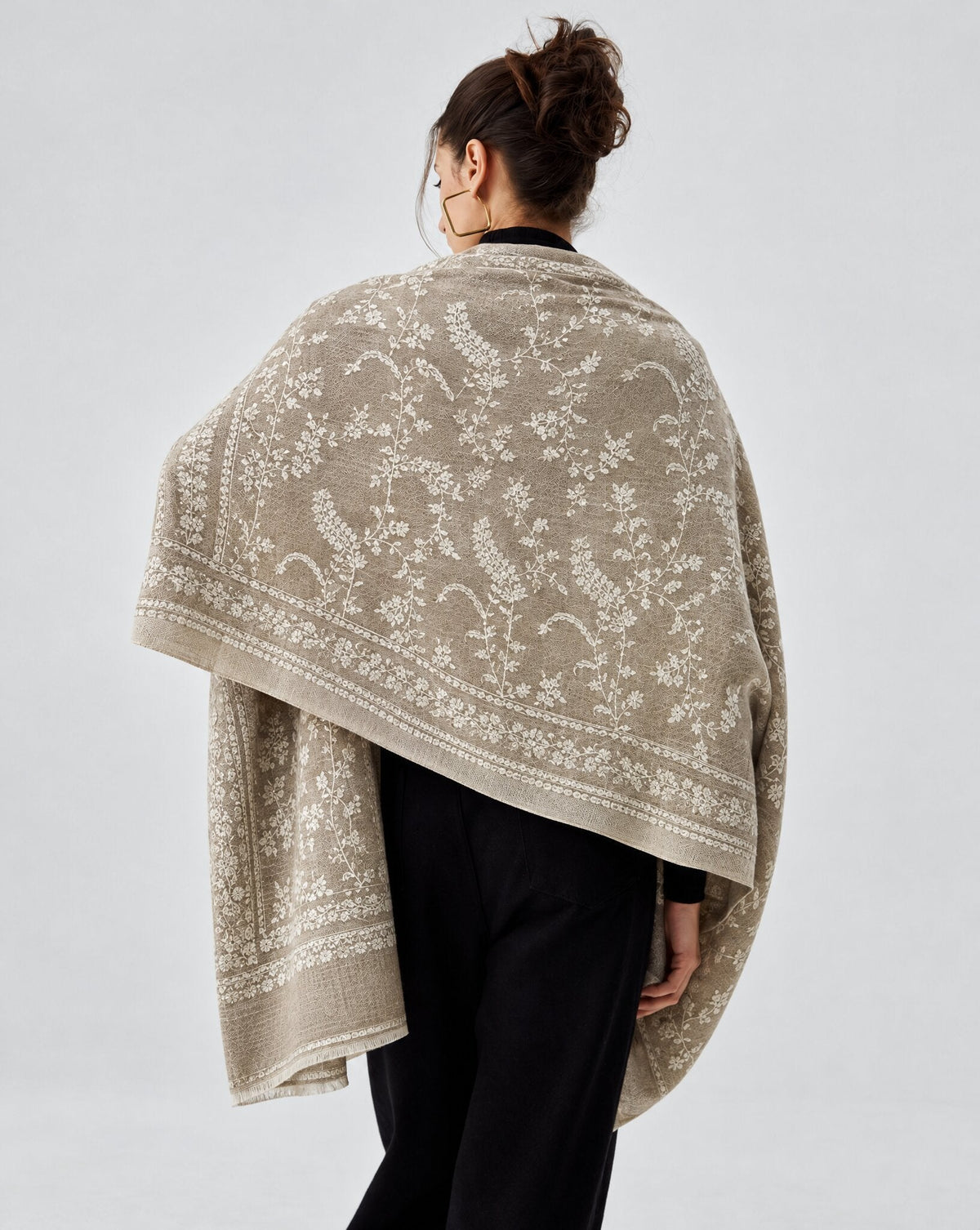 SS26PAS48 – Light Grey Cashmere Pashmina with All-Over Embroidery - MIRA Y MANO