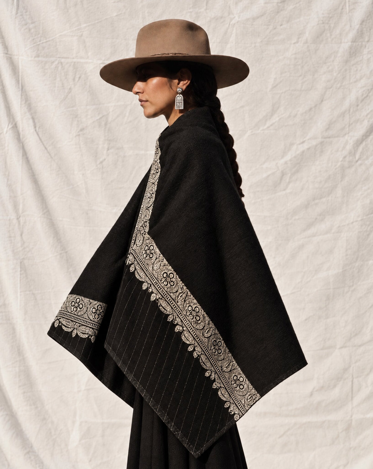 SS26PAS8 – Black Cashmere Pashmina with Zari Embroidery - MIRA Y MANO