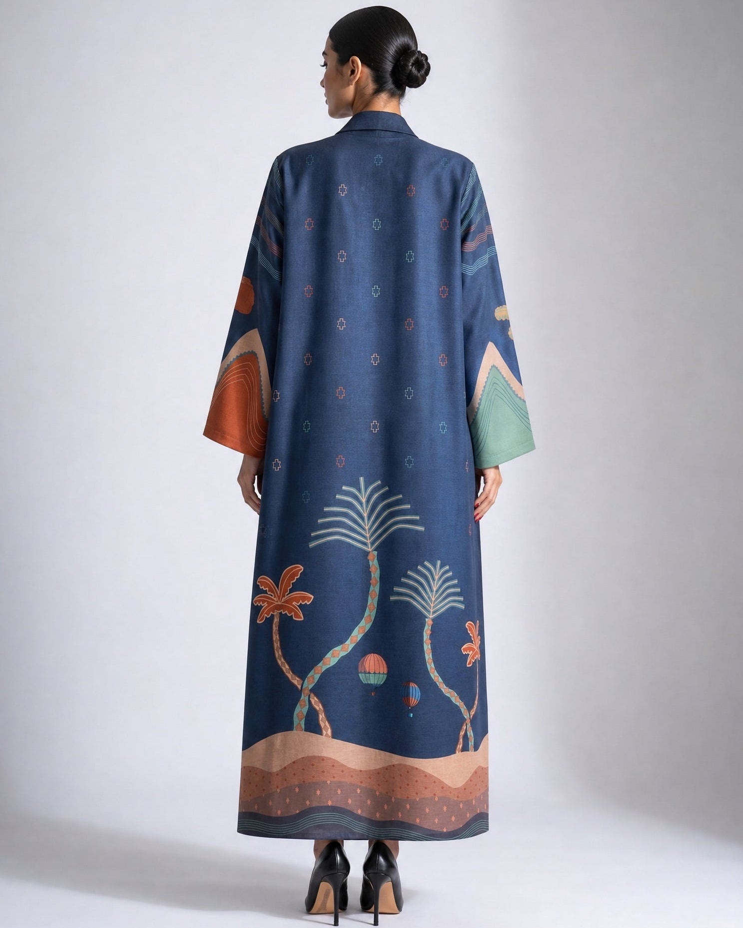 AULHO - BL ABAYA - THE UNTITLED PROJECT - MIRA Y MANO