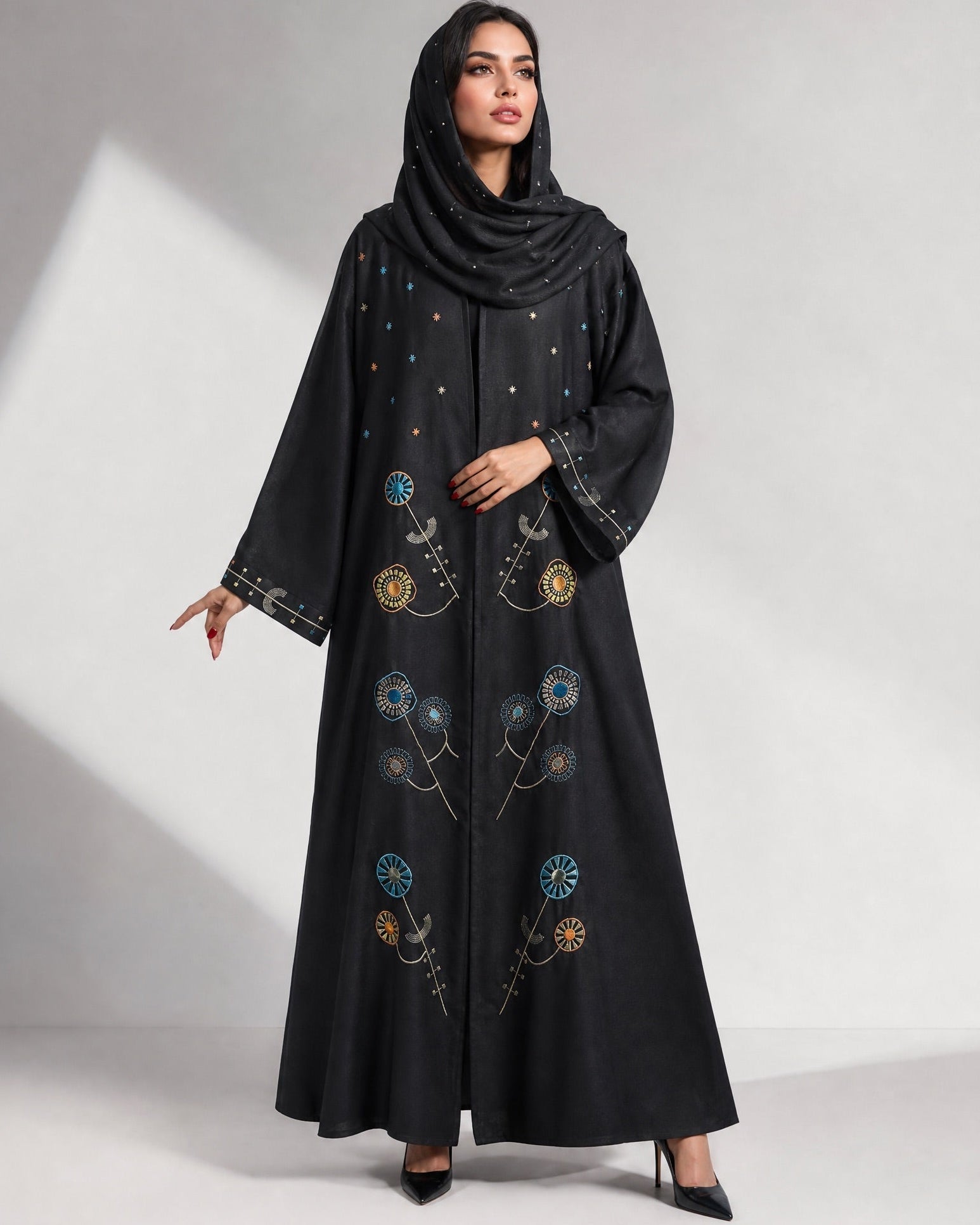 AURORA ABAYA - THE UNTITLED PROJECT - MIRA Y MANO