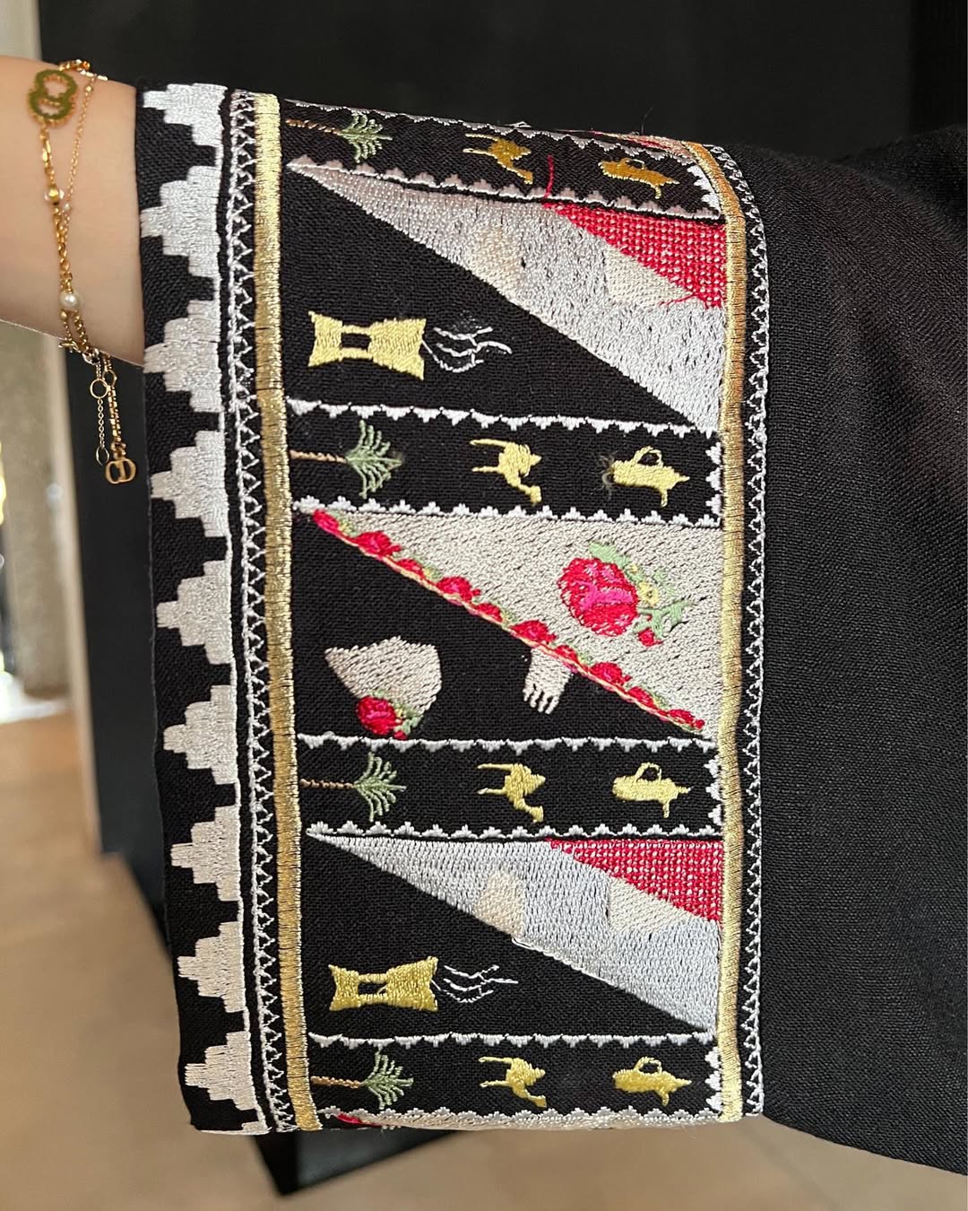 BINT AL - ARAB ABAYA - THE UNTITLED PROJECT - MIRA Y MANO