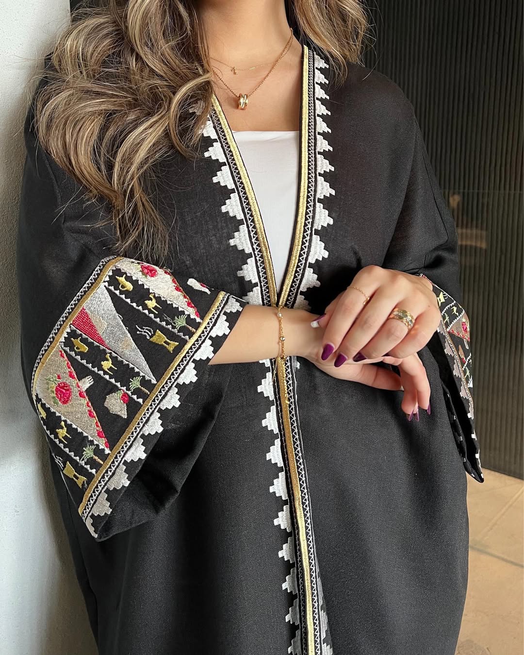 BINT AL - ARAB ABAYA - THE UNTITLED PROJECT - MIRA Y MANO