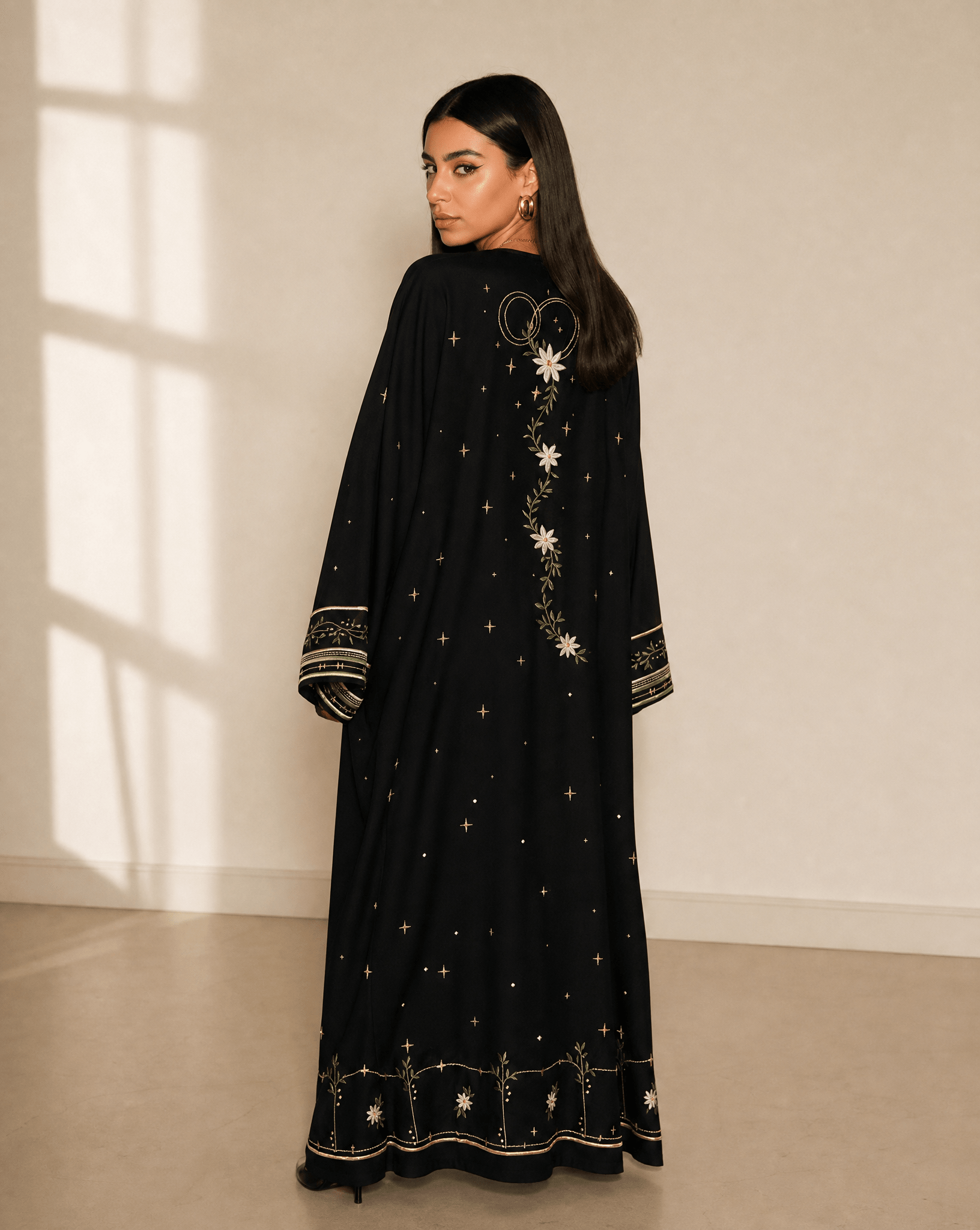 NOIR A & S ABAYA - THE UNTITLED PROJECT - MIRA Y MANO
