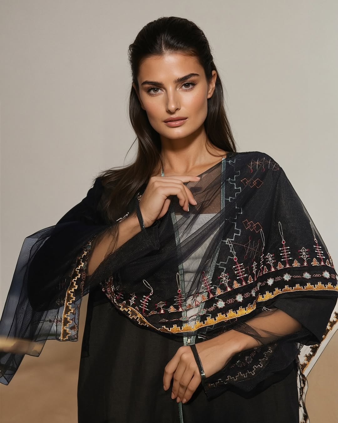 PROUD SAUDI ABAYA - THE UNTITLED PROJECT - MIRA Y MANO