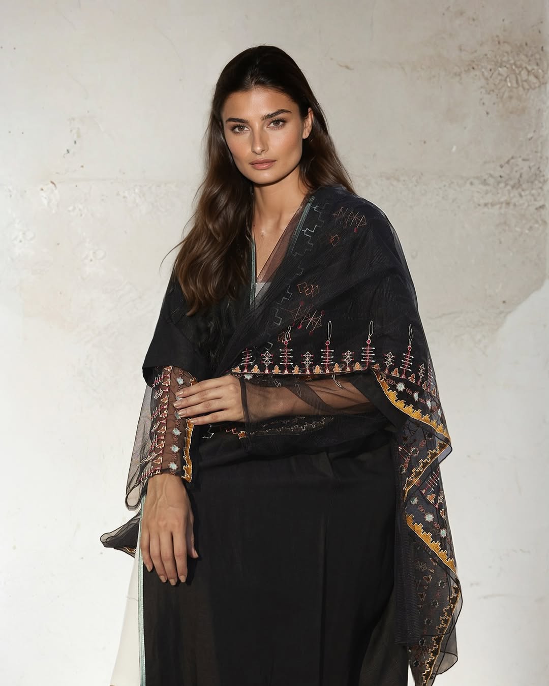براود سعودي – عباية كتان سوداء – MIRA Y MANO