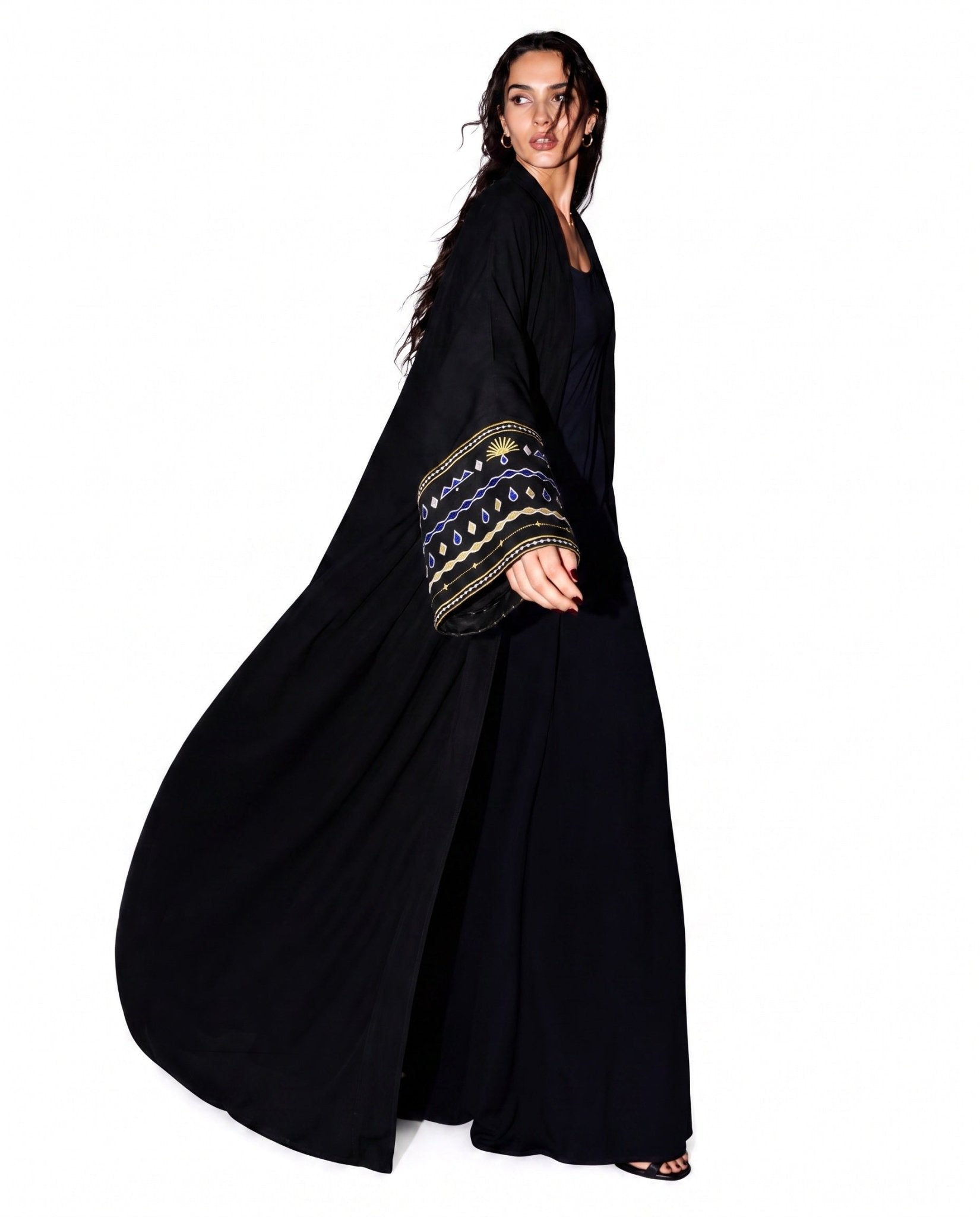 The Jeddawi – Black Crepe Abaya - THE UNTITLED PROJECT - MIRA Y MANO