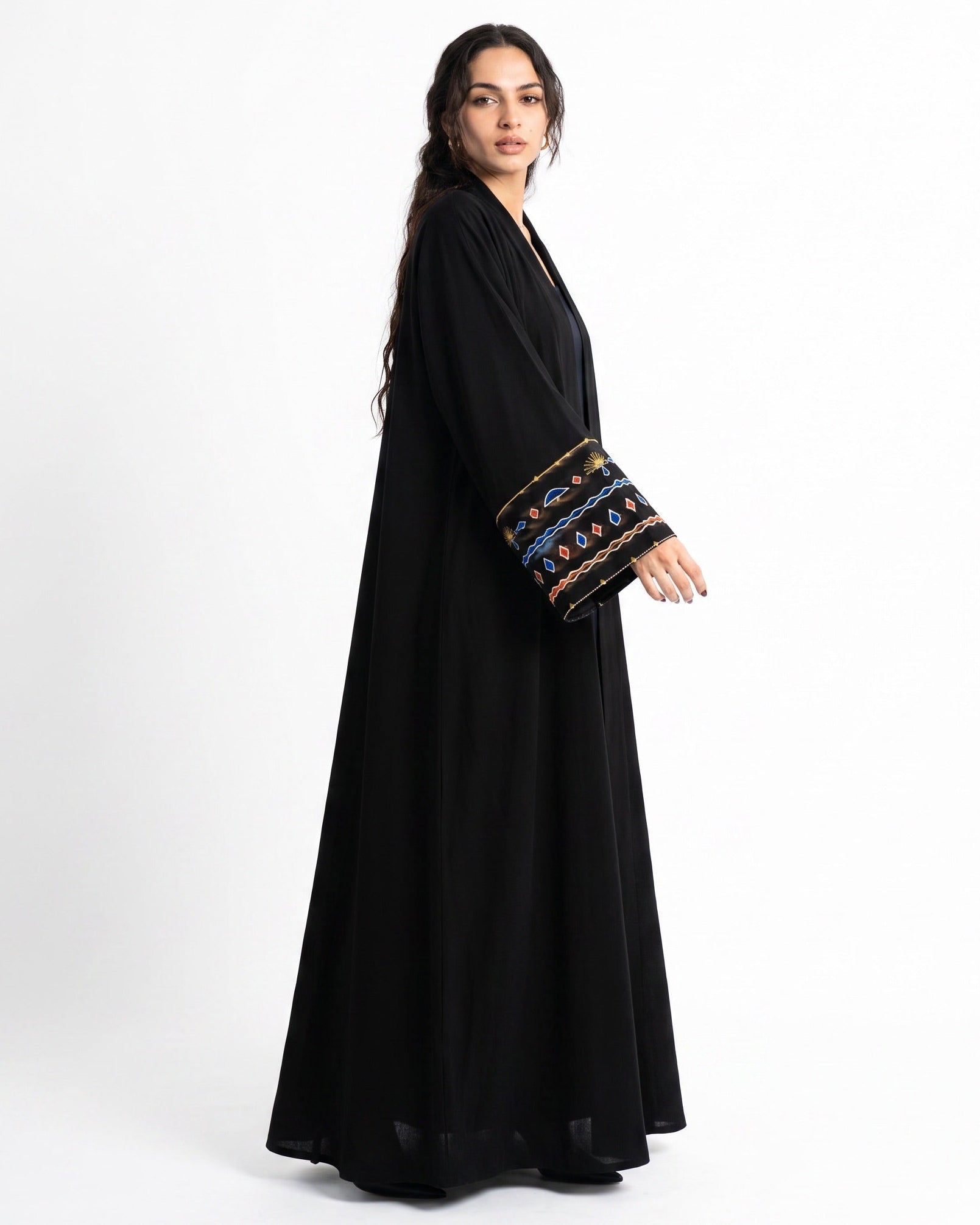 THE JEDDAWI - Black Crepe Abaya - THE UNTITLED PROJECT - MIRA Y MANO