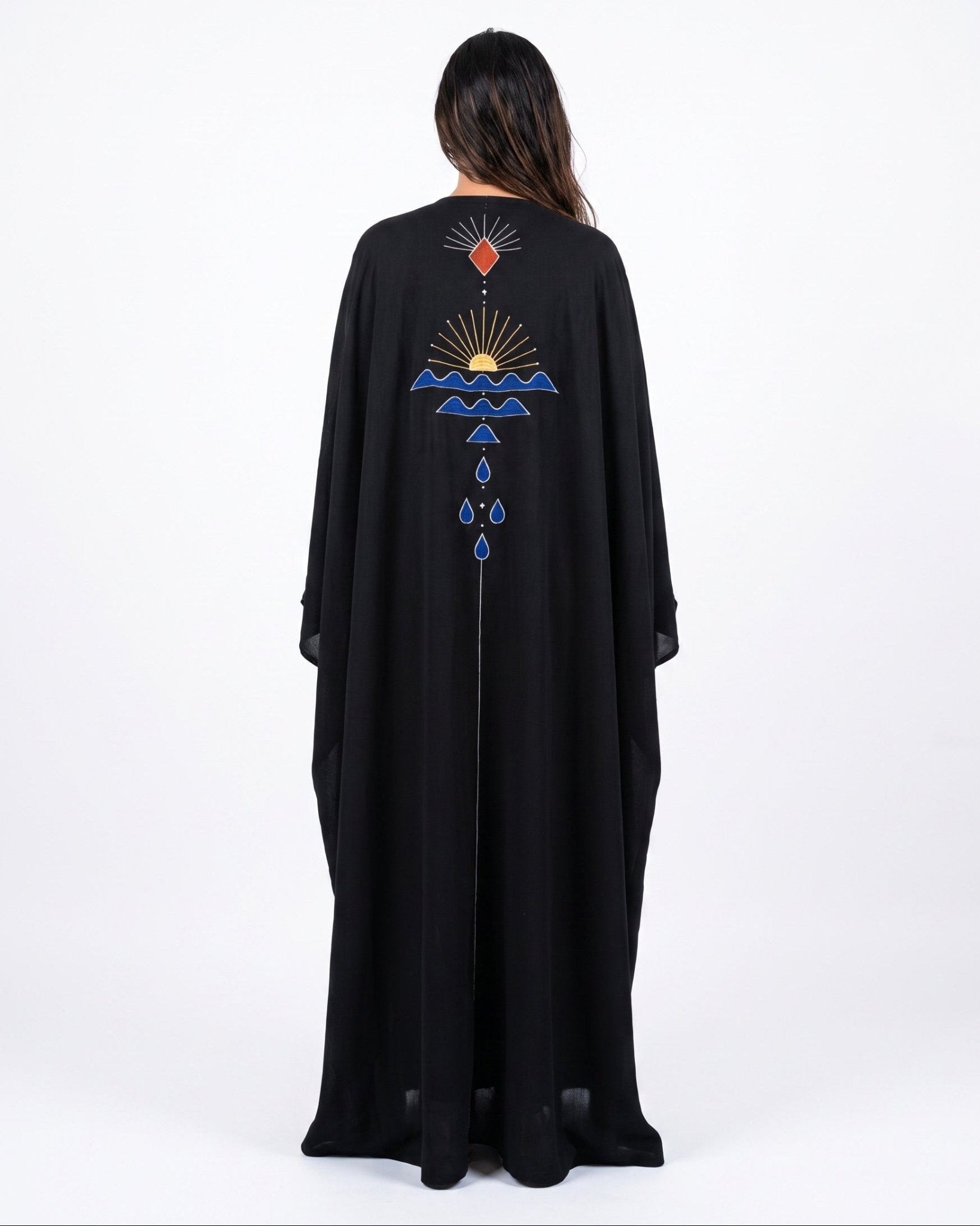 THE JEDDAWI - Black Crepe Abaya - THE UNTITLED PROJECT - MIRA Y MANO