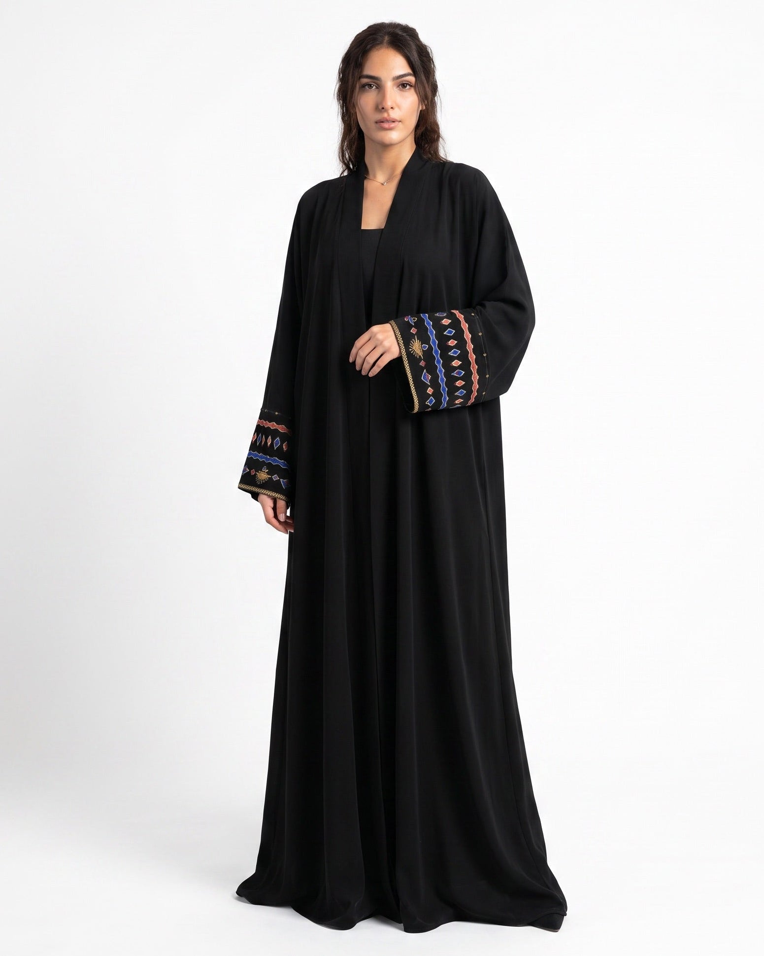 THE JEDDAWI - Black Crepe Abaya - THE UNTITLED PROJECT - MIRA Y MANO