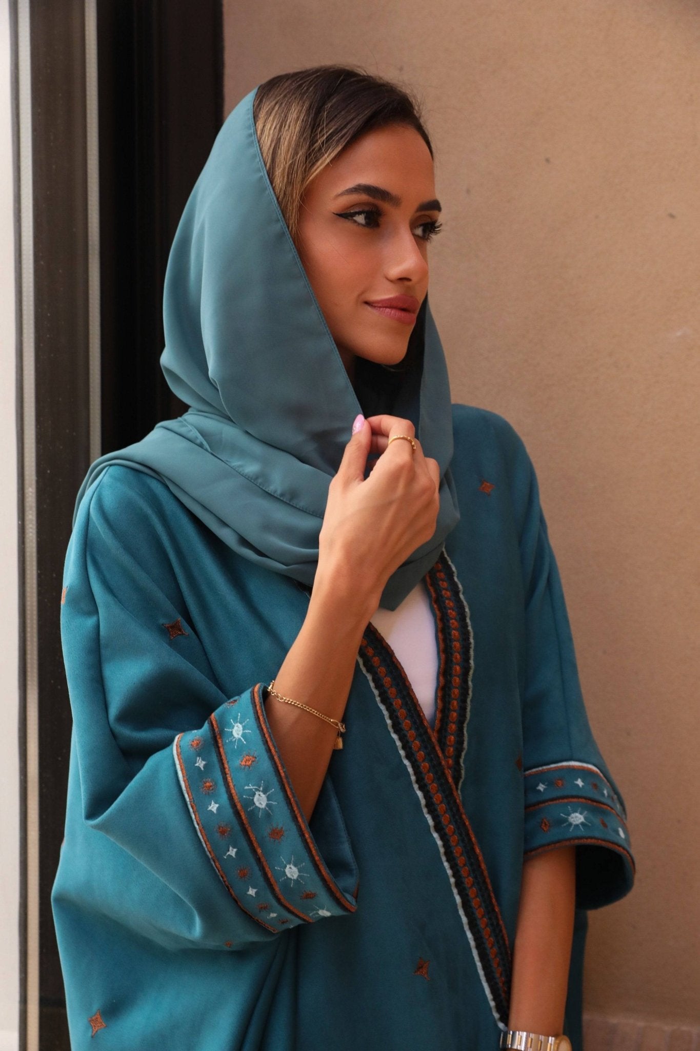 THE STELLAR ABAYA - THE UNTITLED PROJECT - MIRA Y MANO