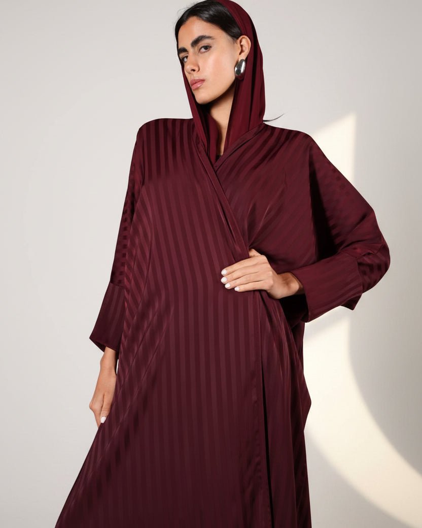 STRIPED BURGUNDY ABAYA - THHABAH - MIRA Y MANO