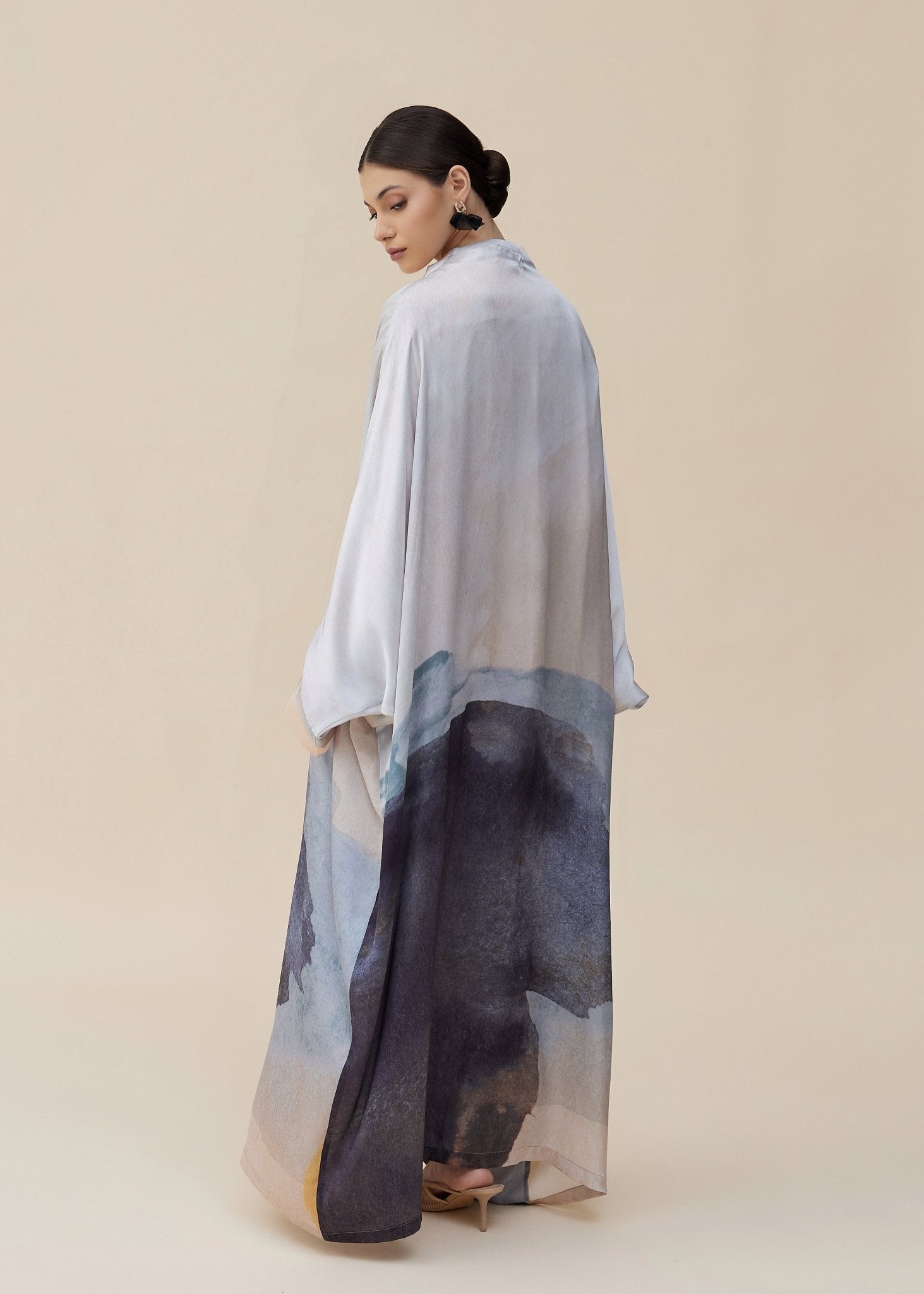 CODE - 0413 ABAYA - ZAH DESIGN - MIRA Y MANO