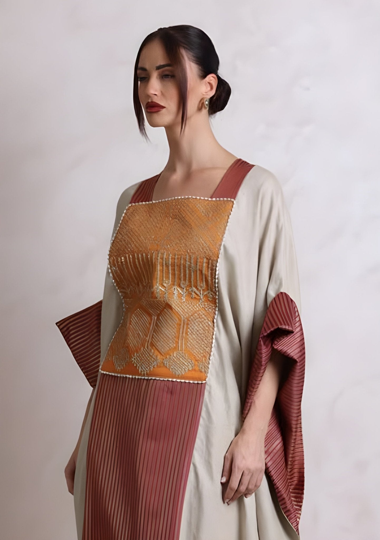 R26ZAY084 - BEI KAFTAN - ZAYLOONA - MIRA Y MANO