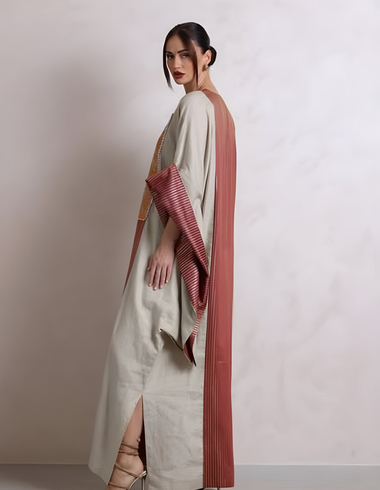 R26ZAY084 - BEI KAFTAN - ZAYLOONA - MIRA Y MANO