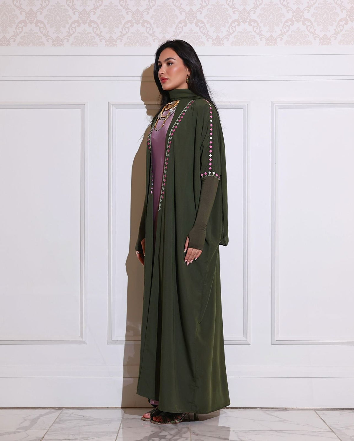 Z-TRI-KHK ABAYA - MIRA Y MANO