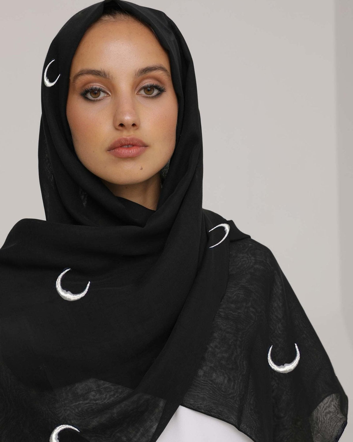 AR0026 – شال فوال أسود «أيلا» – صورة المنتج 1