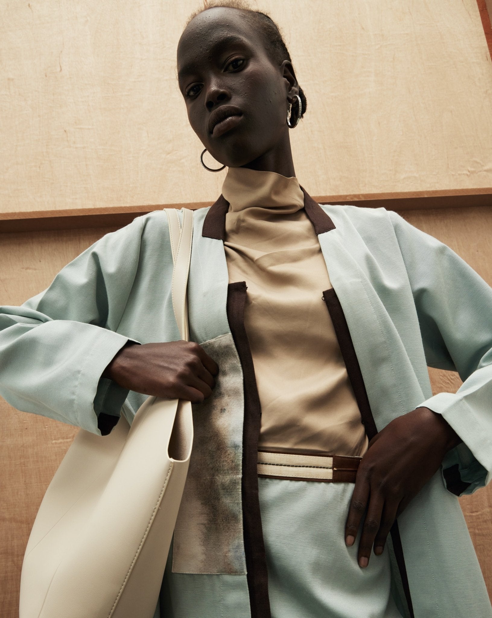 CODE-0261 - ZAH DESIGN - MIRA Y MANO